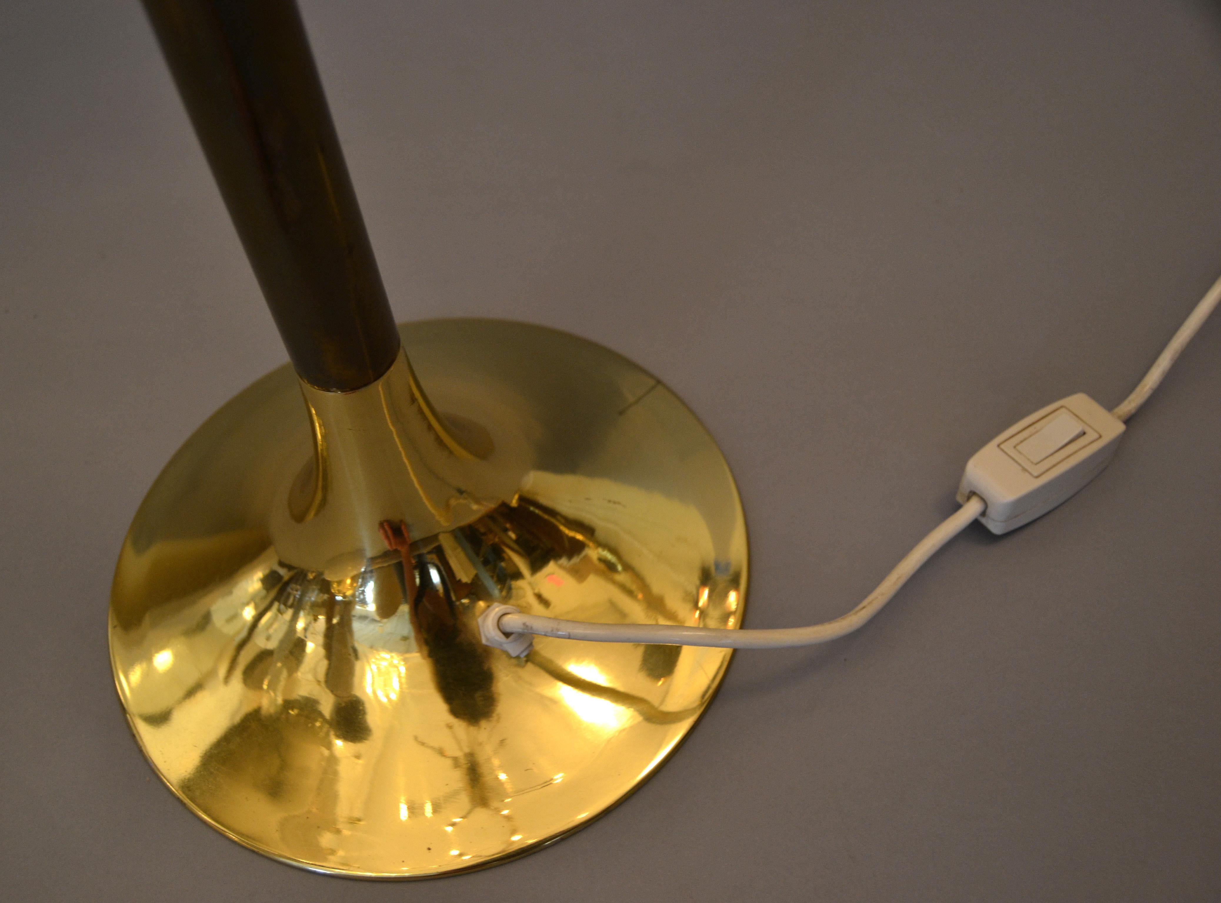 1950s Mid-Century Modern Italian Brass and Plastic Table Lamp For Sale 8
