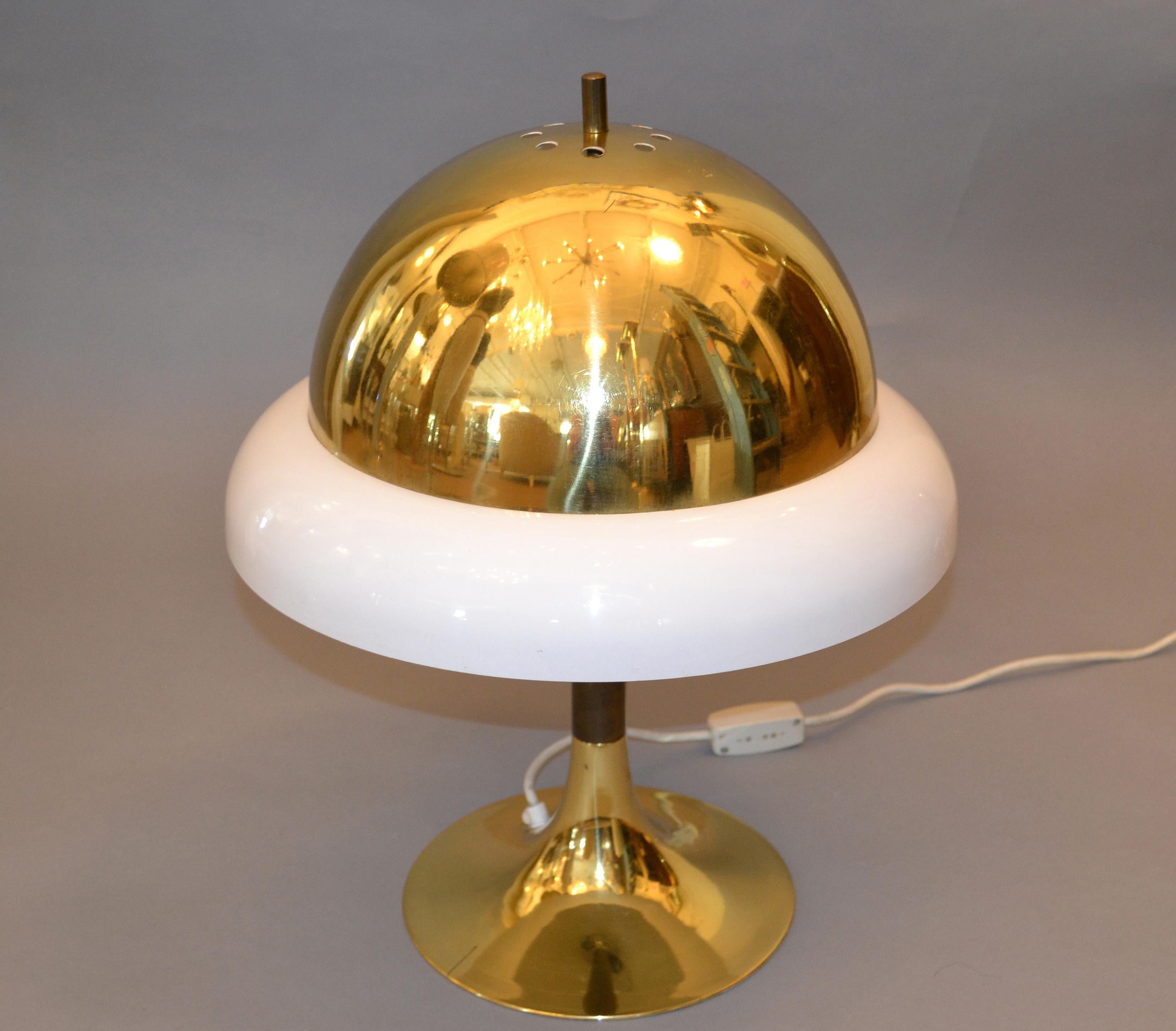 Lámpara de mesa italiana de latón y plástico de mediados de siglo XX en venta 6