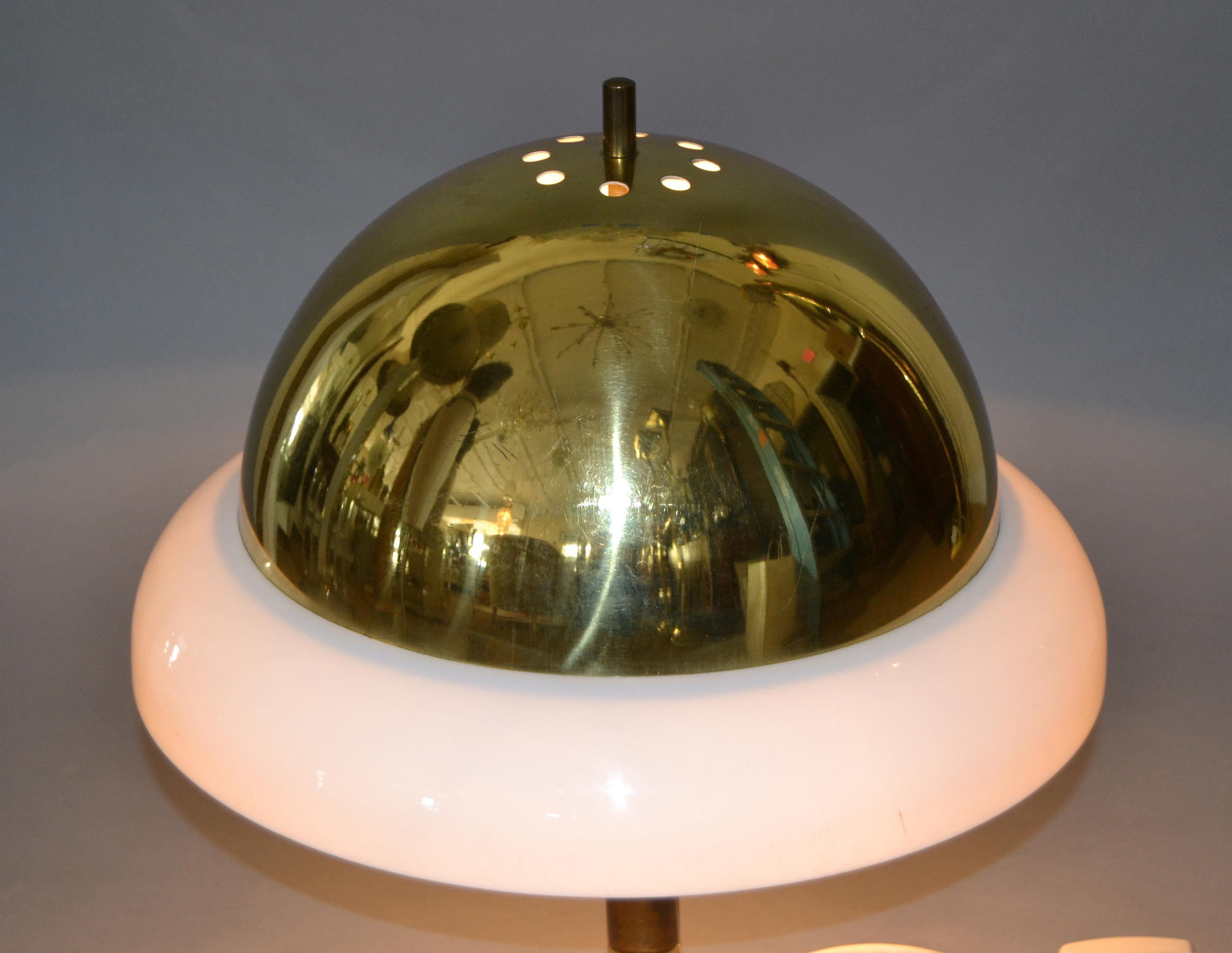 Hand-Crafted 1950s Mid-Century Modern Italian Brass and Plastic Table Lamp For Sale