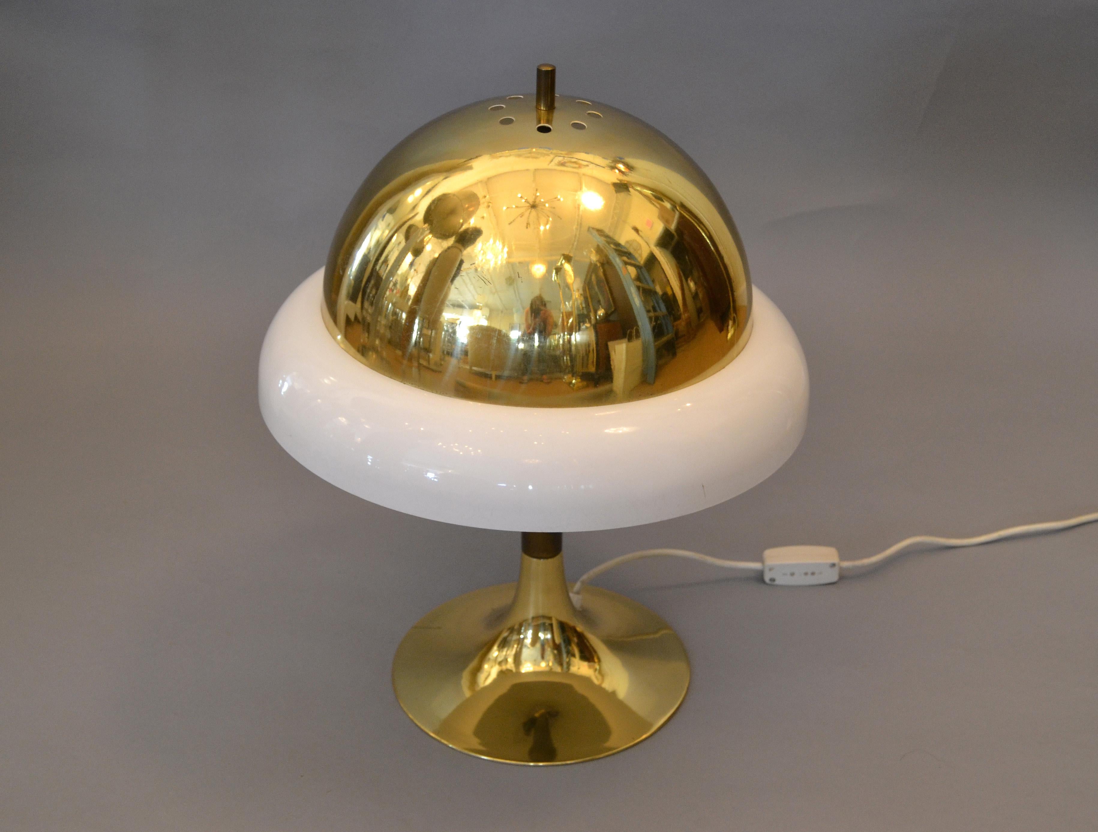 1950s Mid-Century Modern Italian Brass and Plastic Table Lamp In Good Condition For Sale In Miami, FL
