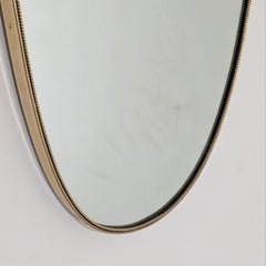 1950er Jahre Mitte des Jahrhunderts Moderner italienischer schildförmiger Spiegel aus Messing im Stil von Gio