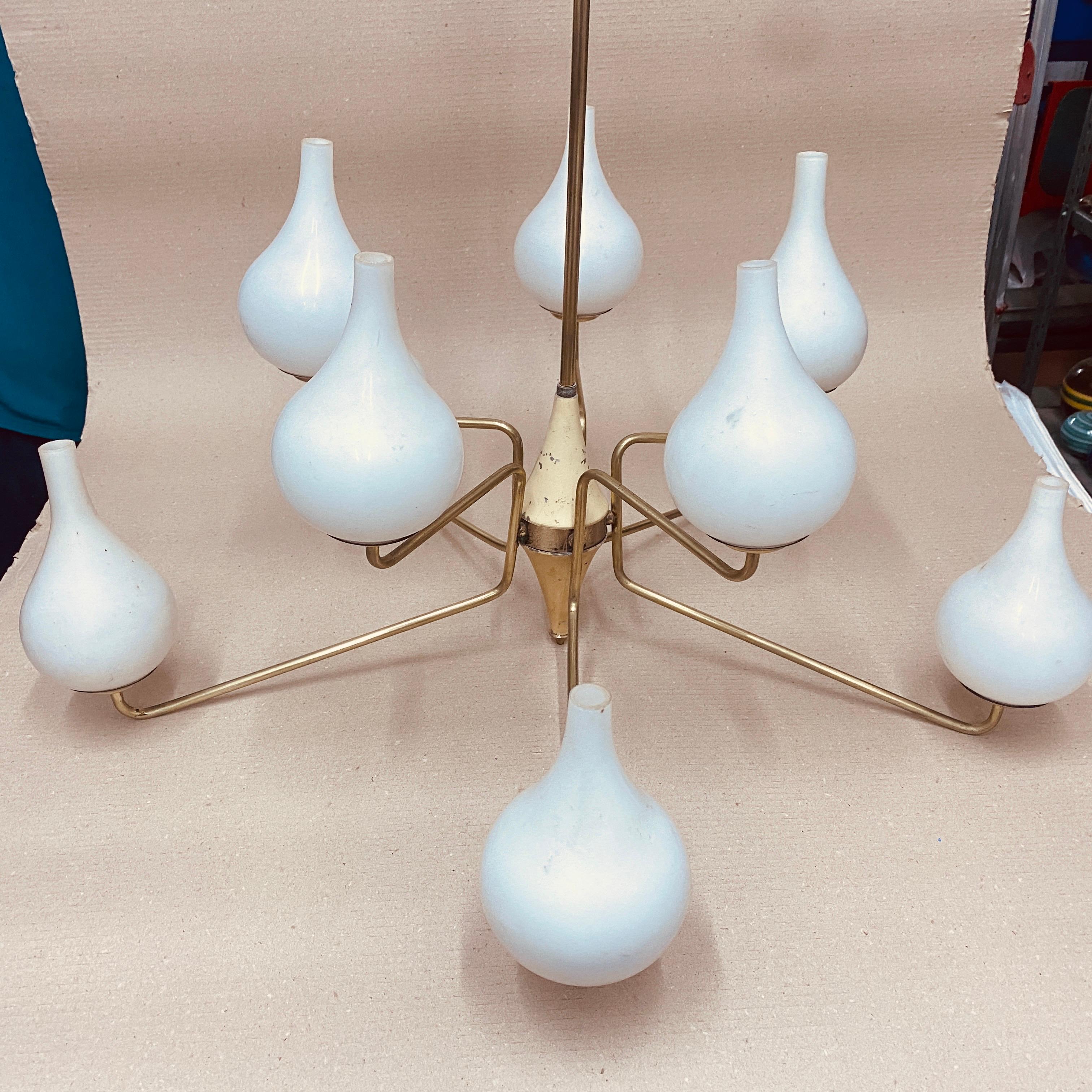 Mid-Century moderno Lampadario italiano in ottone e vetro in stile Arredoluce del 1950, metà del secolo scorso in vendita