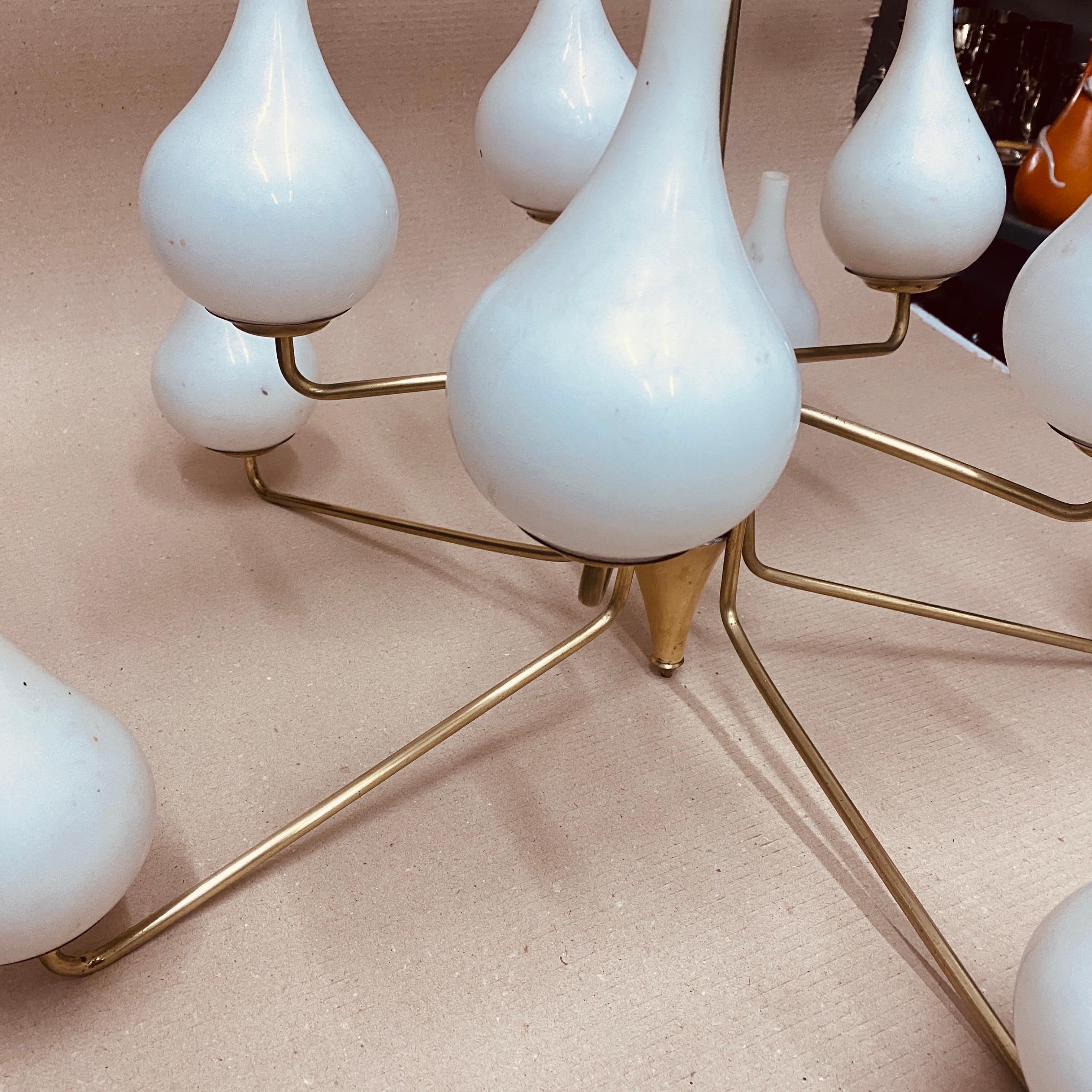 Lampadario italiano in ottone e vetro in stile Arredoluce del 1950, metà del secolo scorso In condizioni buone in vendita a Aci Castello, IT