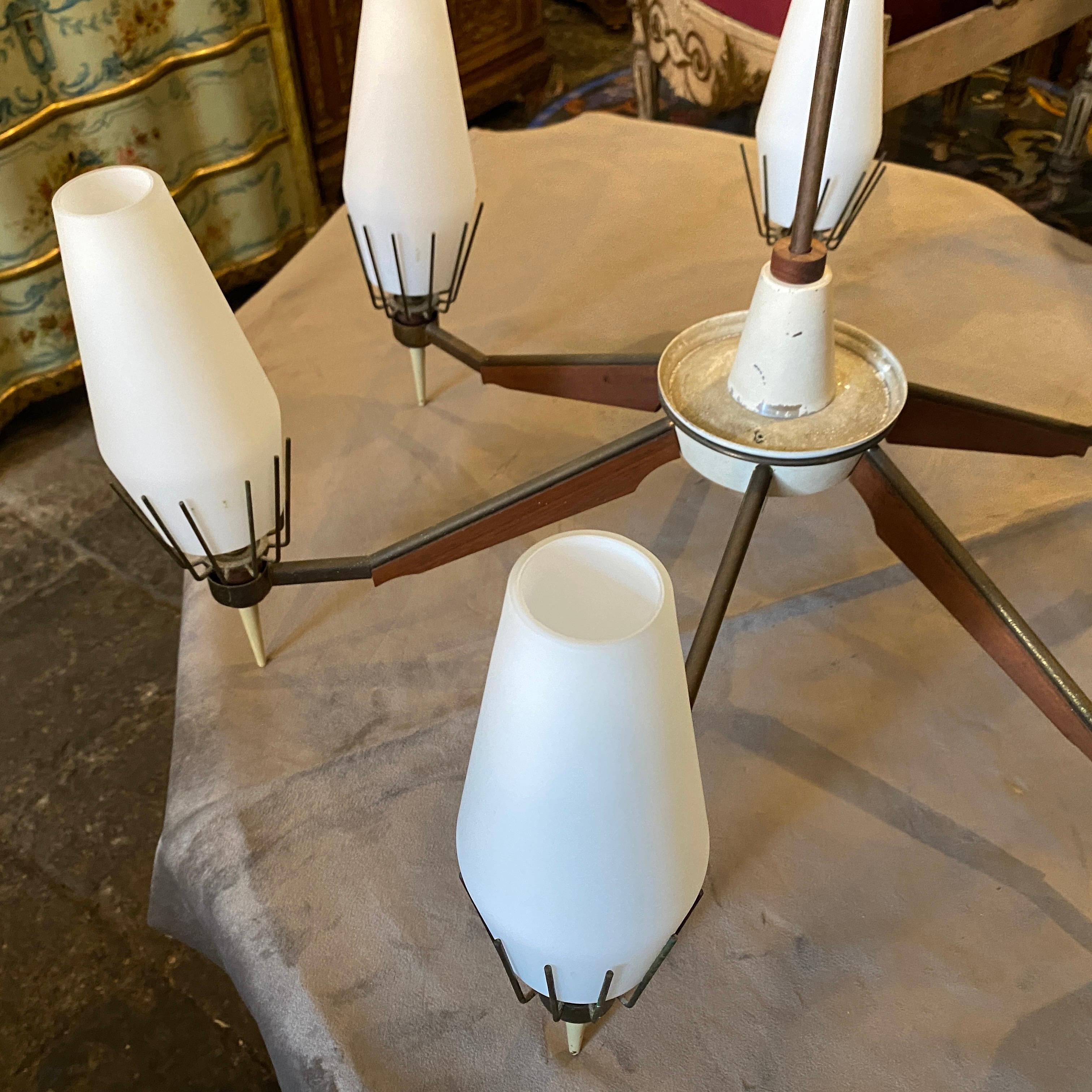 Laiton Lustre italien moderne mi-siècle des années 1950 dans le style d'Arredoluce en vente
