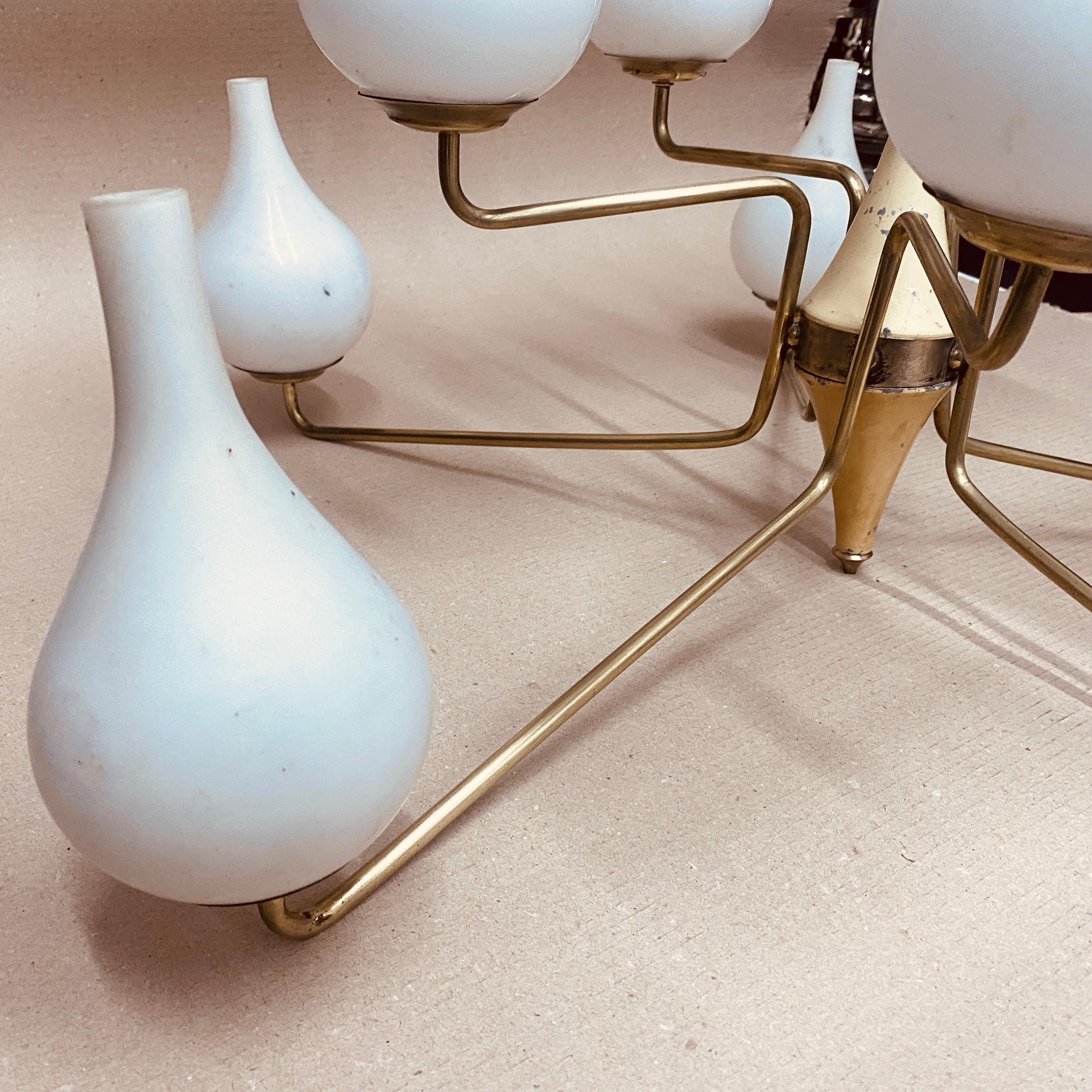 Lampadario italiano in ottone e vetro in stile Arredoluce del 1950, metà del secolo scorso in vendita 1