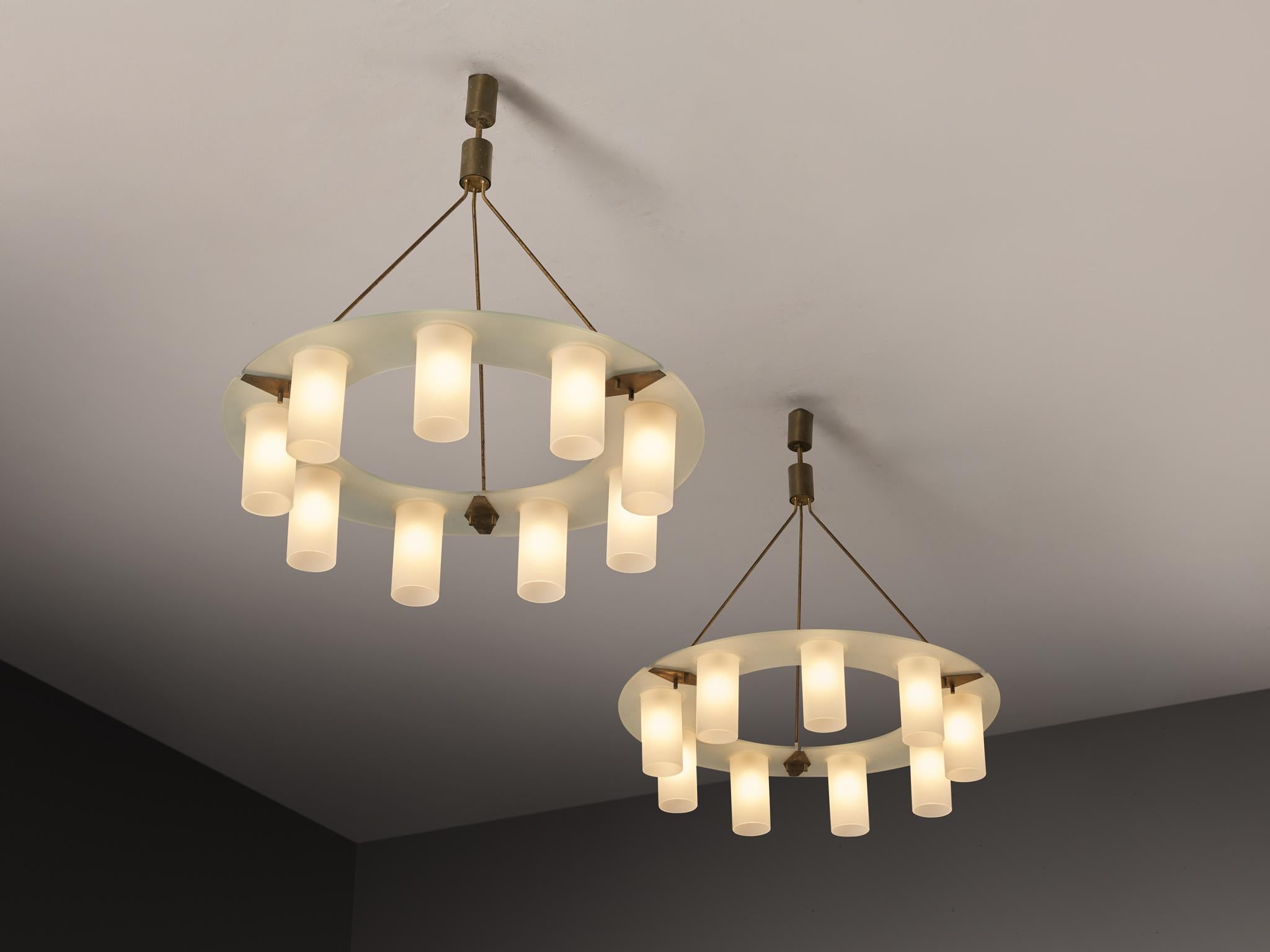 Lampadari, vetro satinato, ottone rivestito e alluminio, ottone, Italia, anni '50 

Un esempio straordinario di design italiano della metà del secolo scorso, che emana un'eleganza inconfondibile con una silhouette raffinata ma understated. Un