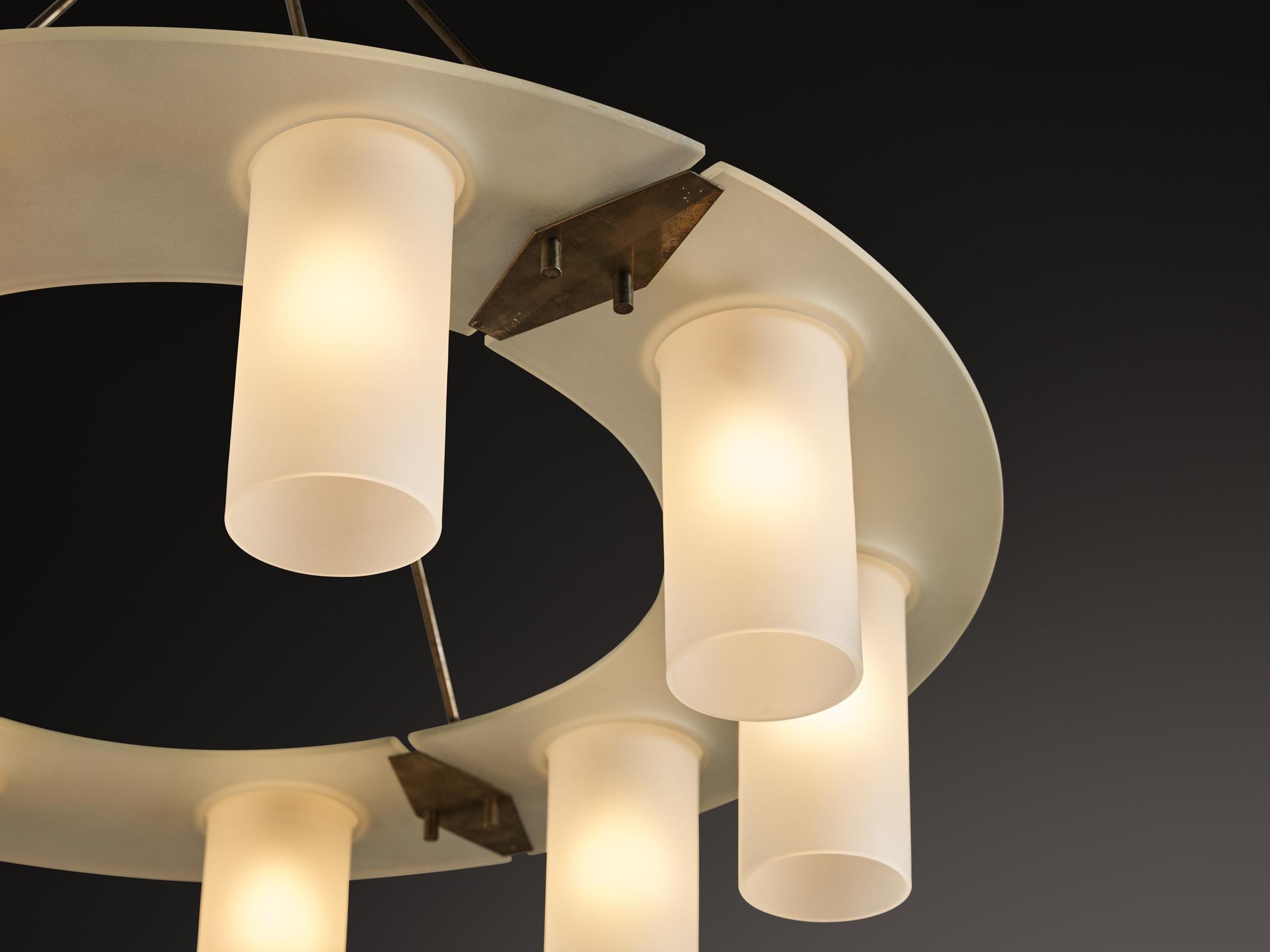 Mid-Century moderno Lampadari italiani del Mid-Century Modern degli anni '50 in vetro satinato e ottone in vendita
