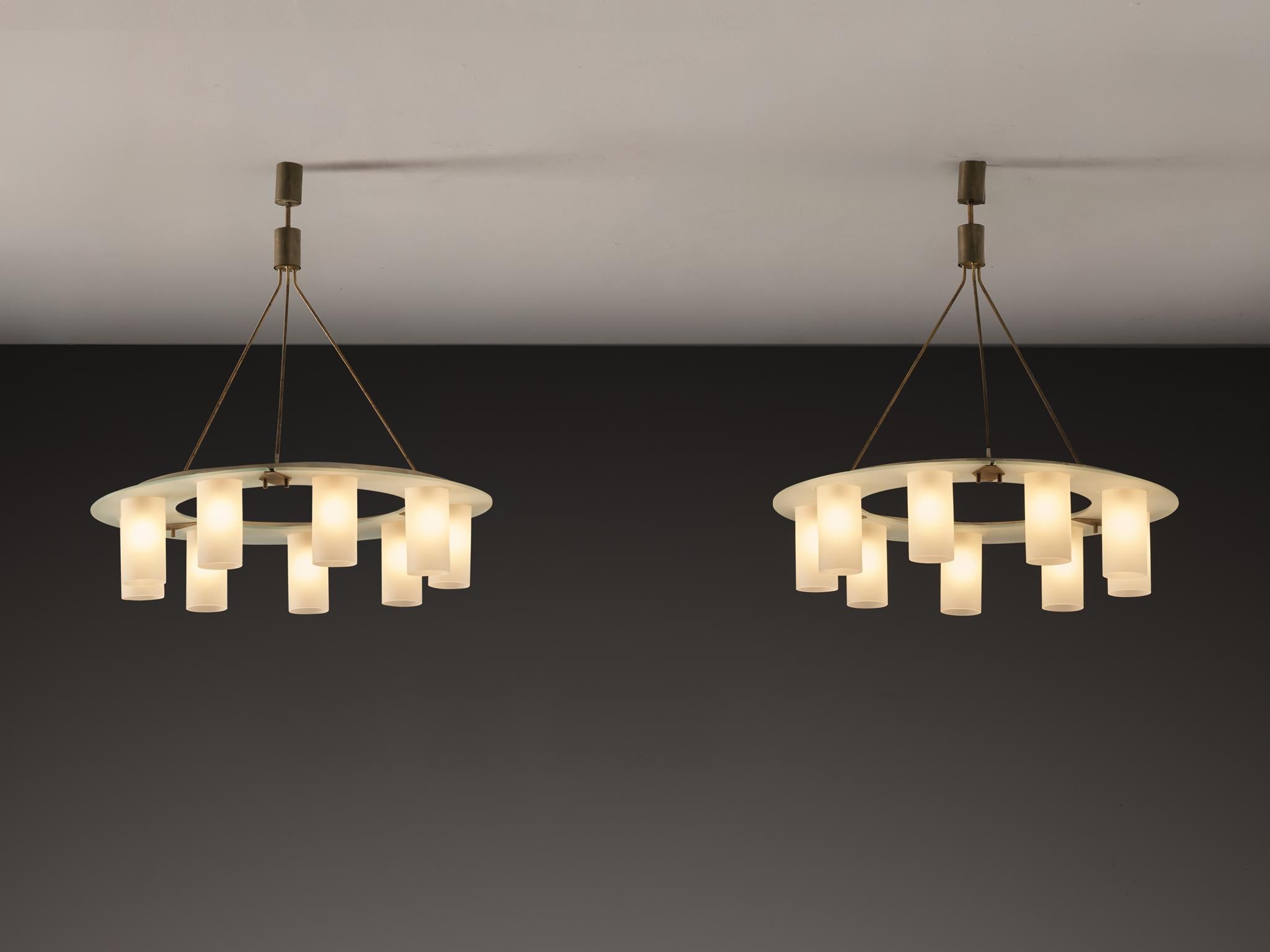 Lampadari italiani del Mid-Century Modern degli anni '50 in vetro satinato e ottone in vendita 1