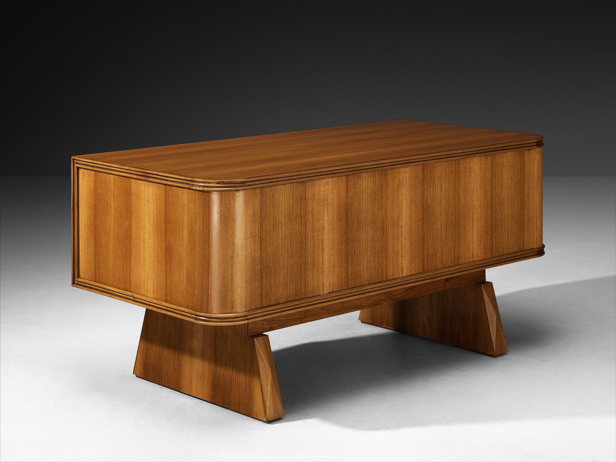 Scrivania italiana moderna del Mid-Century degli anni '50 in noce e ottone in vendita 3