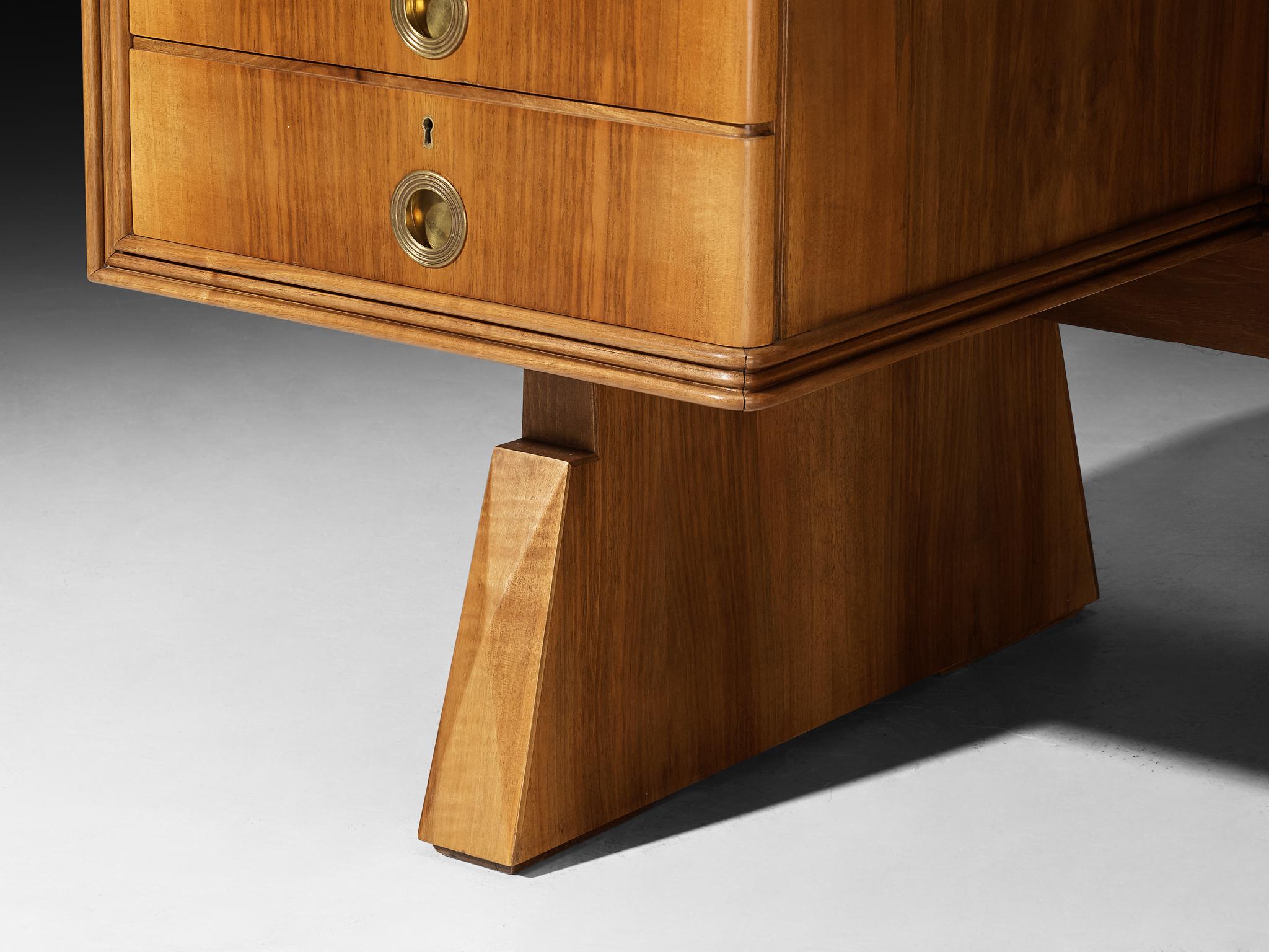 Scrivania italiana moderna del Mid-Century degli anni '50 in noce e ottone in vendita 1