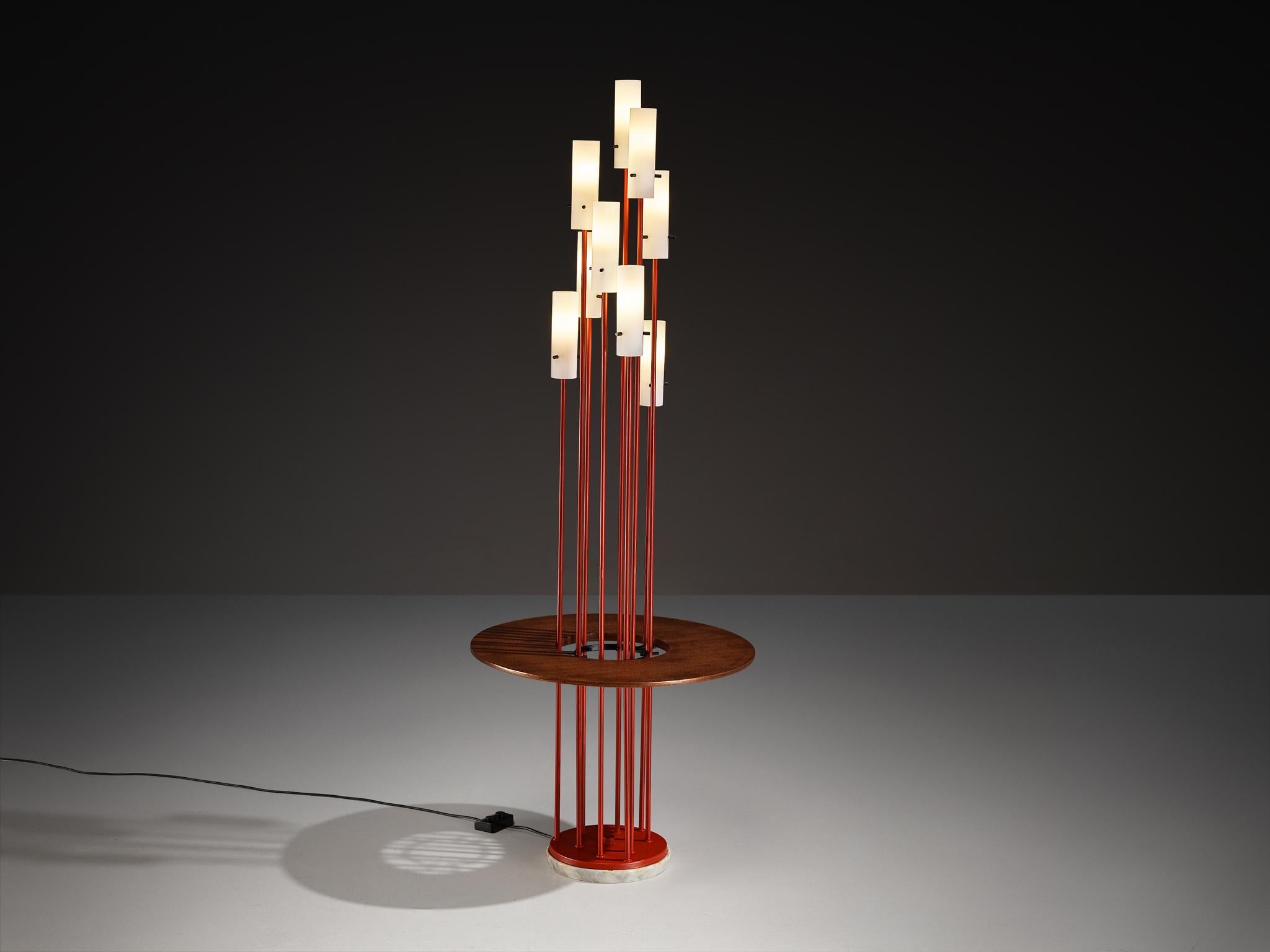 Lampada da terra, acciaio laccato e ottone, marmo, teak, Italia, anni '50

Questa lampada da terra italiana degli anni '50 sfida le idee tradizionali su come dovrebbero apparire l'illuminazione e gli oggetti di uso quotidiano. Da una base circolare