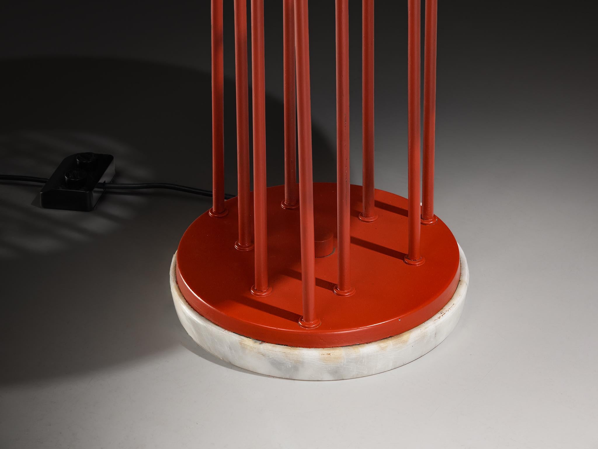 Italiano Lampada da terra italiana del Mid-Century Modern del 1950 con tavolino integrato in teak in vendita