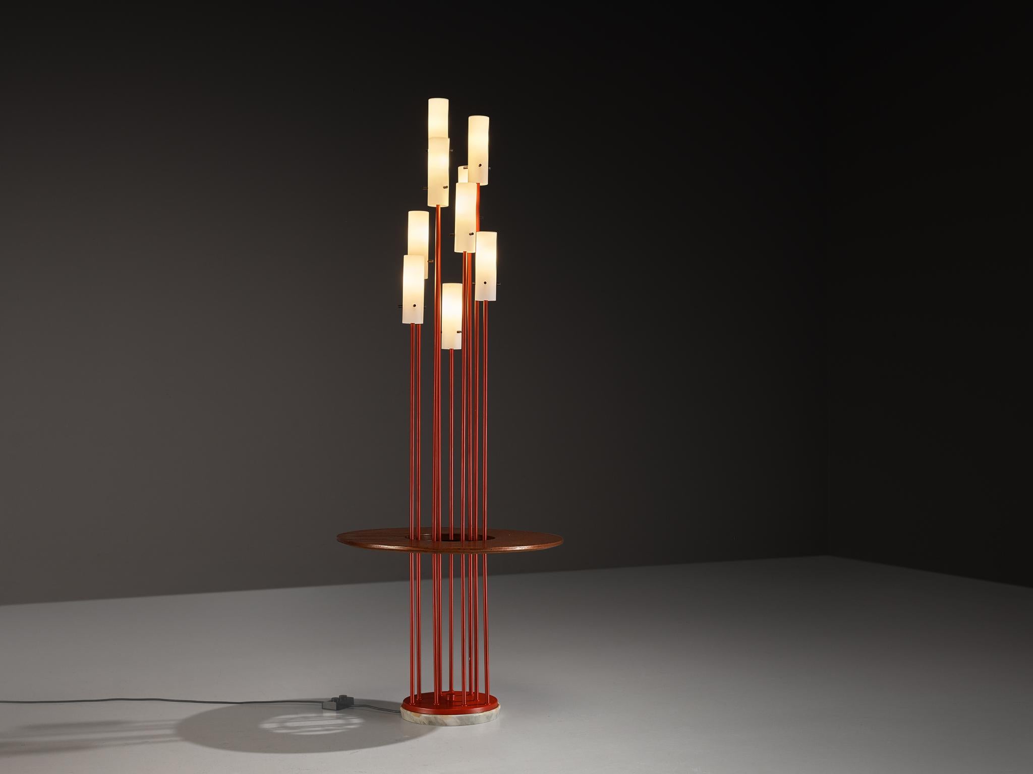 Lampada da terra italiana del Mid-Century Modern del 1950 con tavolino integrato in teak In condizioni buone in vendita a Waalwijk, NL
