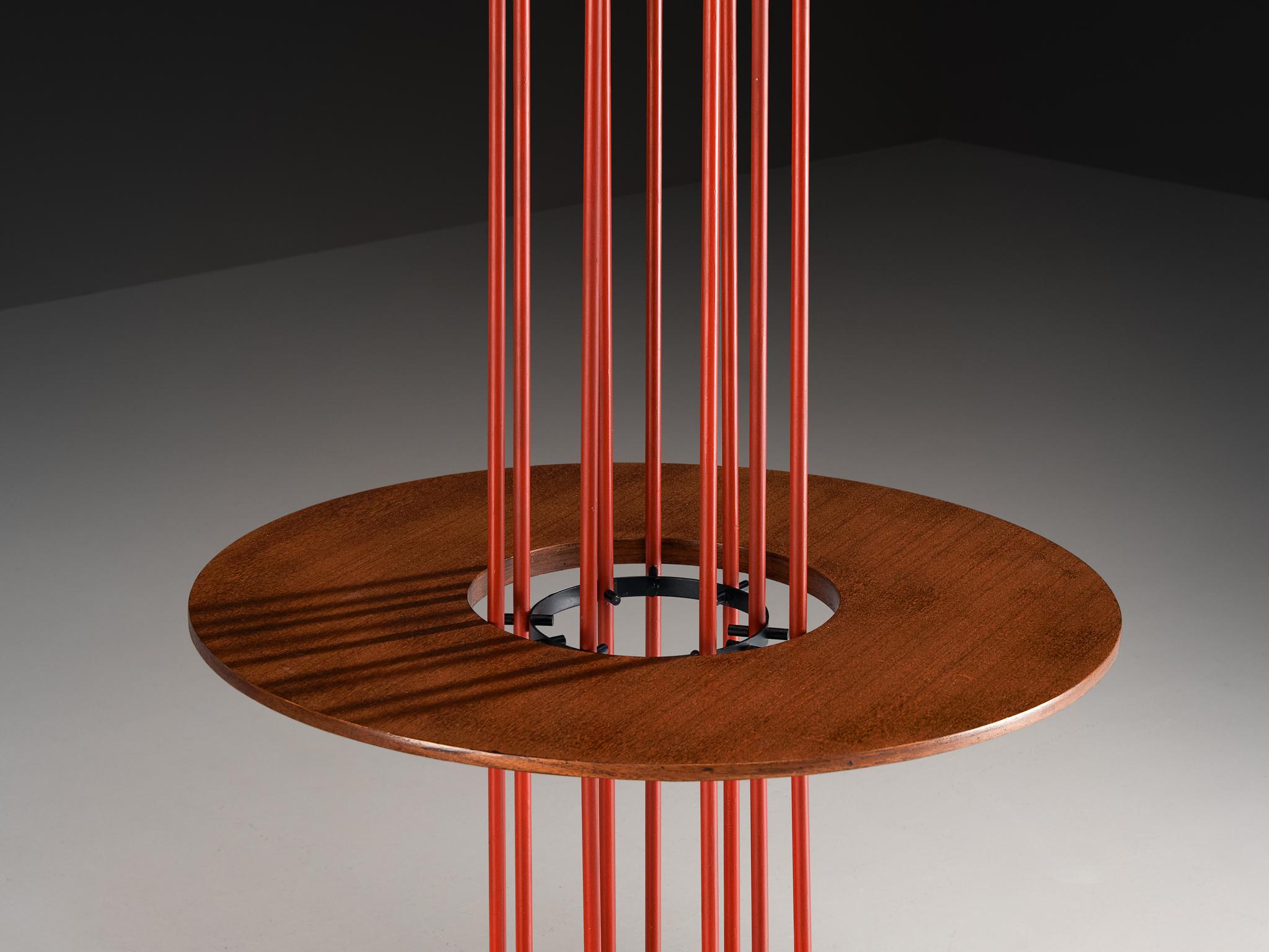Ottone Lampada da terra italiana del Mid-Century Modern del 1950 con tavolino integrato in teak in vendita