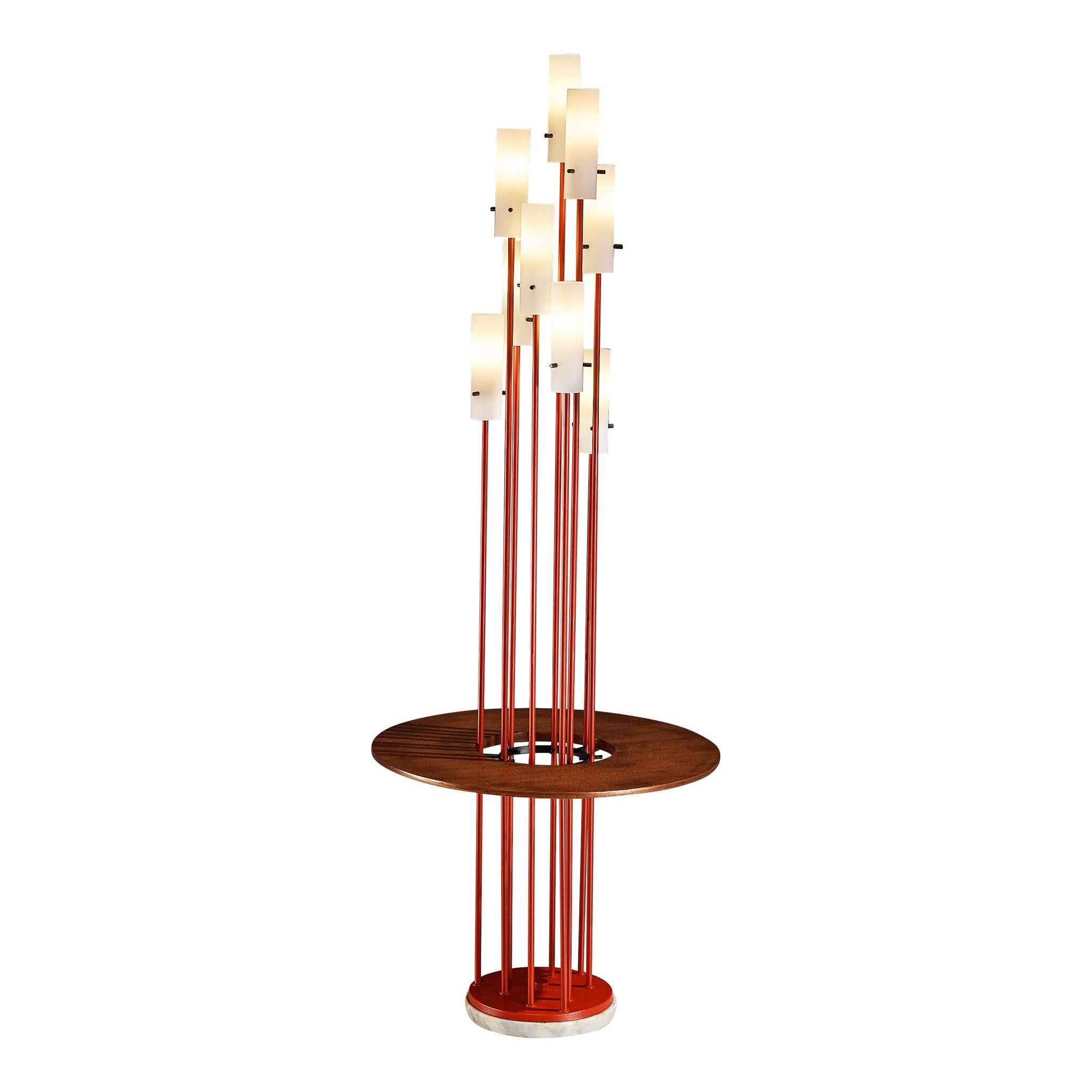 Lampada da terra italiana del Mid-Century Modern del 1950 con tavolino integrato in teak