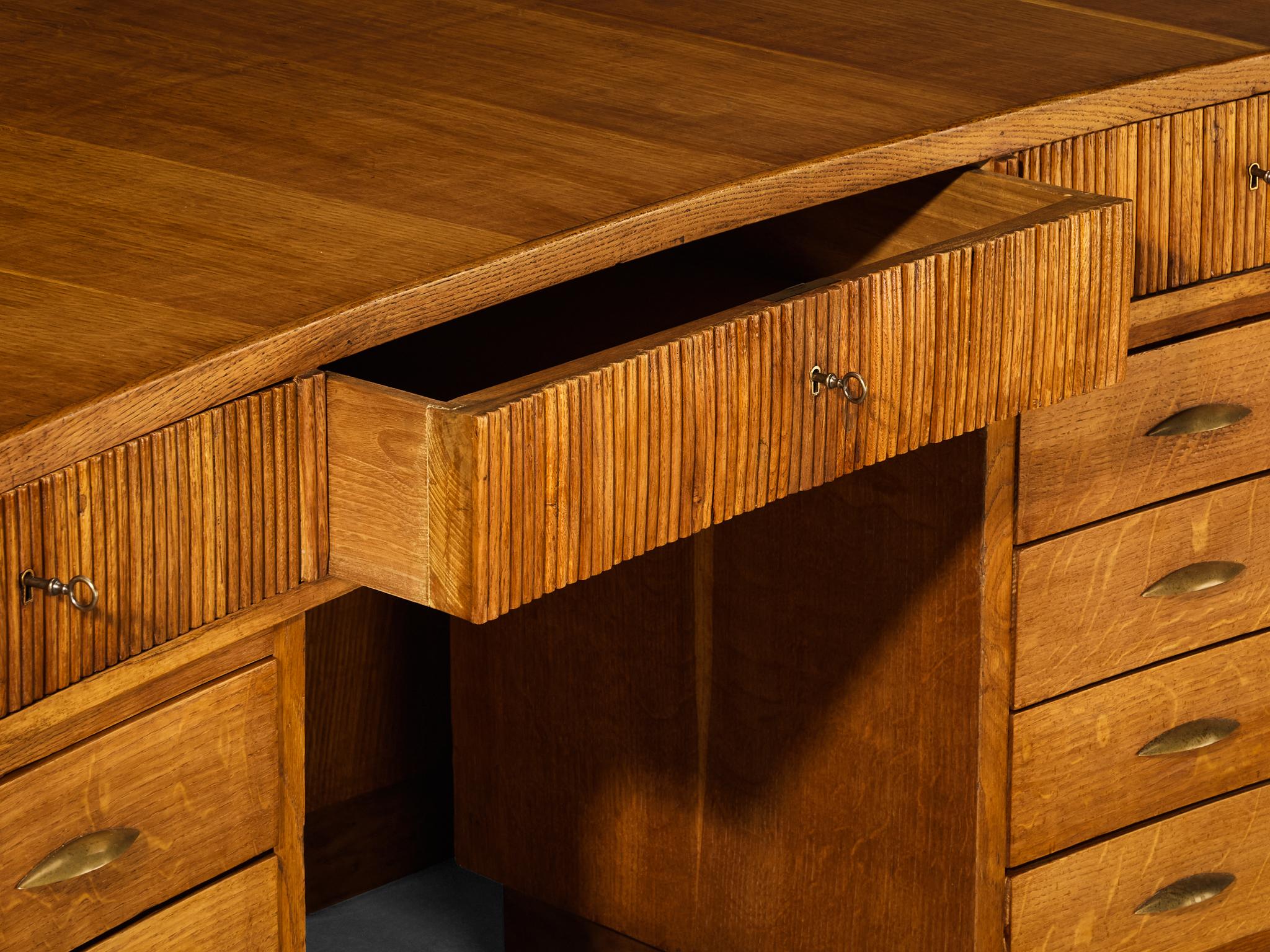 1950s Mid-Century Modern Italian Free Standing Sculptural Desk in Oak and Brass (Bureau sculptural italien sur pied en chêne et laiton) en vente 6