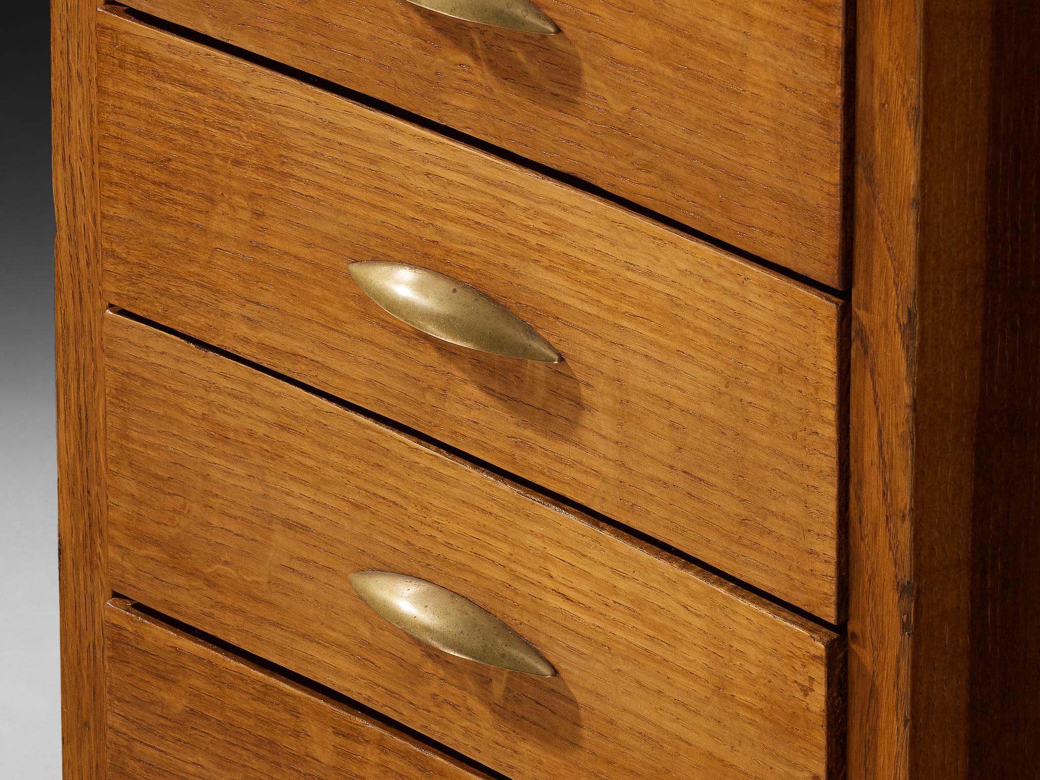 1950s Mid-Century Modern Italian Free Standing Sculptural Desk in Oak and Brass (Bureau sculptural italien sur pied en chêne et laiton) en vente 7