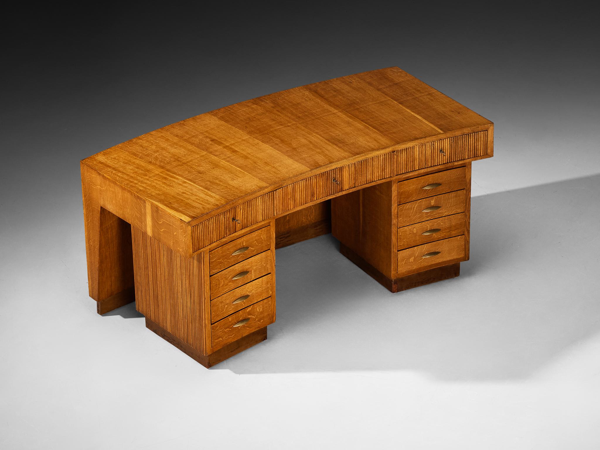 1950s Mid-Century Modern Italian Free Standing Sculptural Desk in Oak and Brass (Bureau sculptural italien sur pied en chêne et laiton) Bon état - En vente à Waalwijk, NL