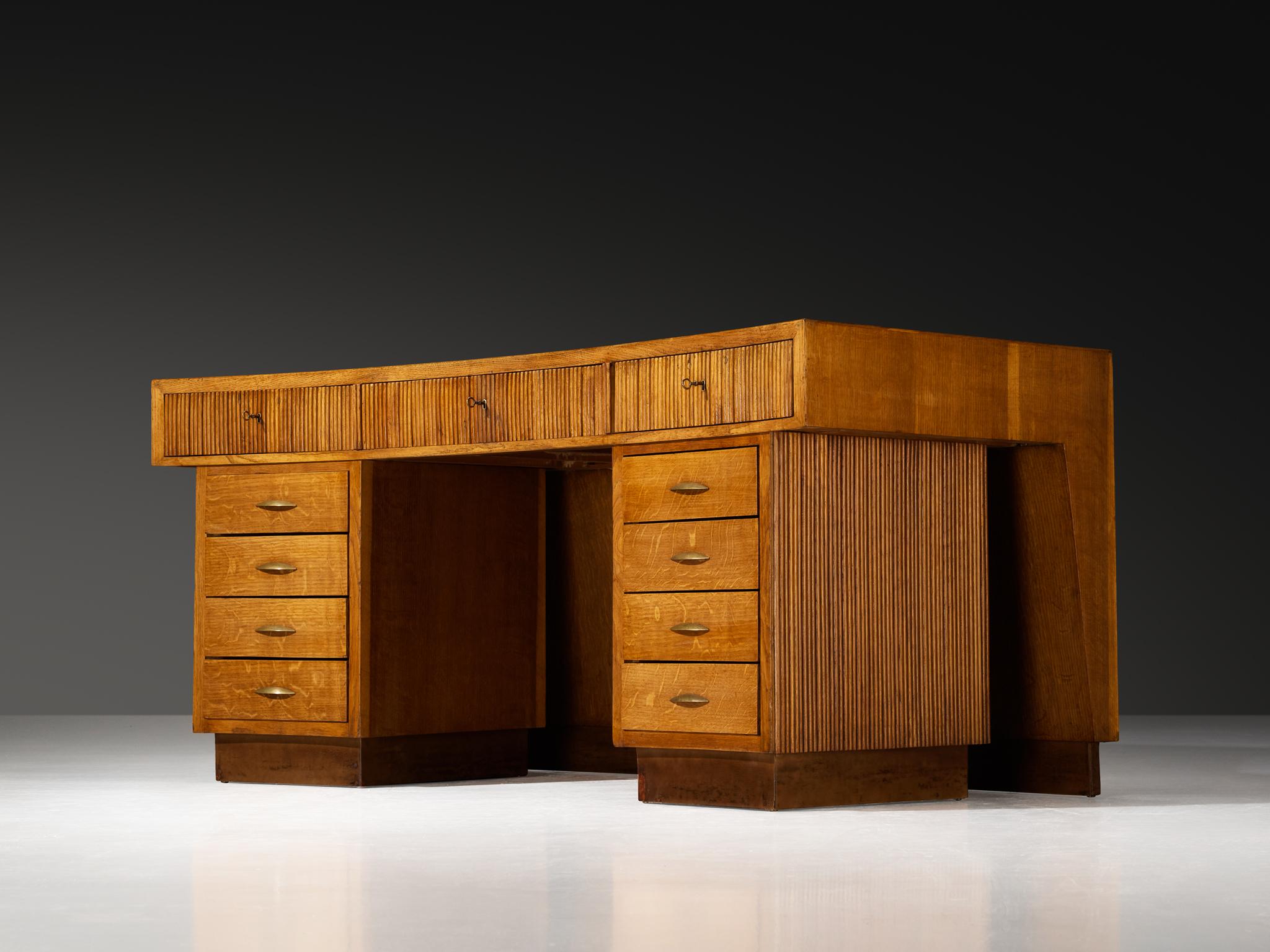 Milieu du XXe siècle 1950s Mid-Century Modern Italian Free Standing Sculptural Desk in Oak and Brass (Bureau sculptural italien sur pied en chêne et laiton) en vente