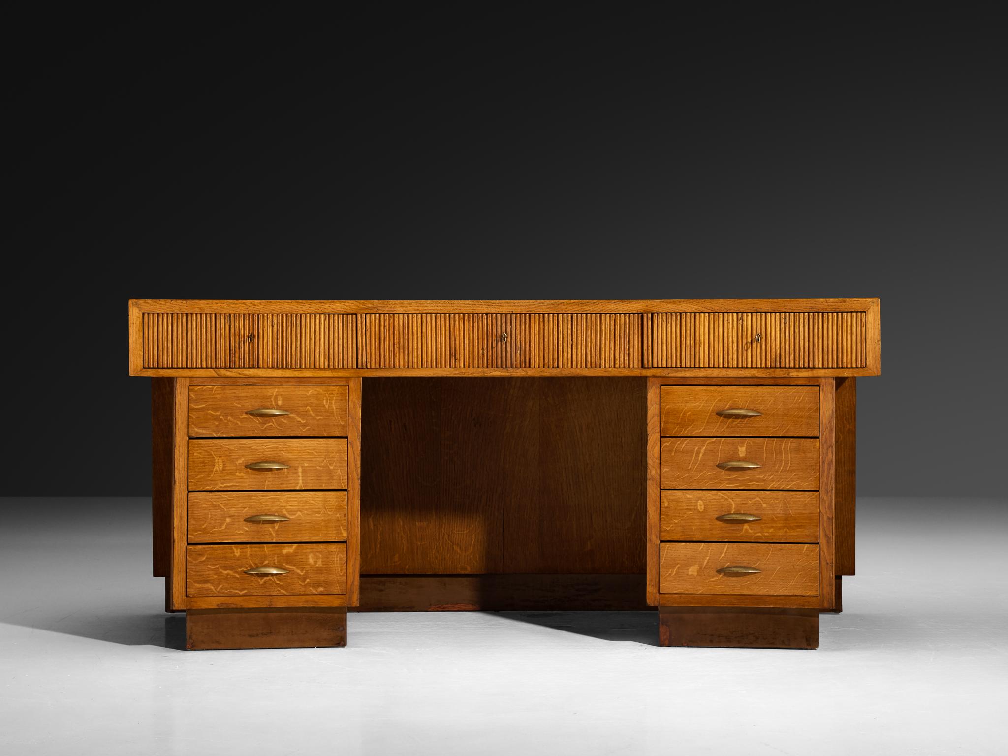 Laiton 1950s Mid-Century Modern Italian Free Standing Sculptural Desk in Oak and Brass (Bureau sculptural italien sur pied en chêne et laiton) en vente
