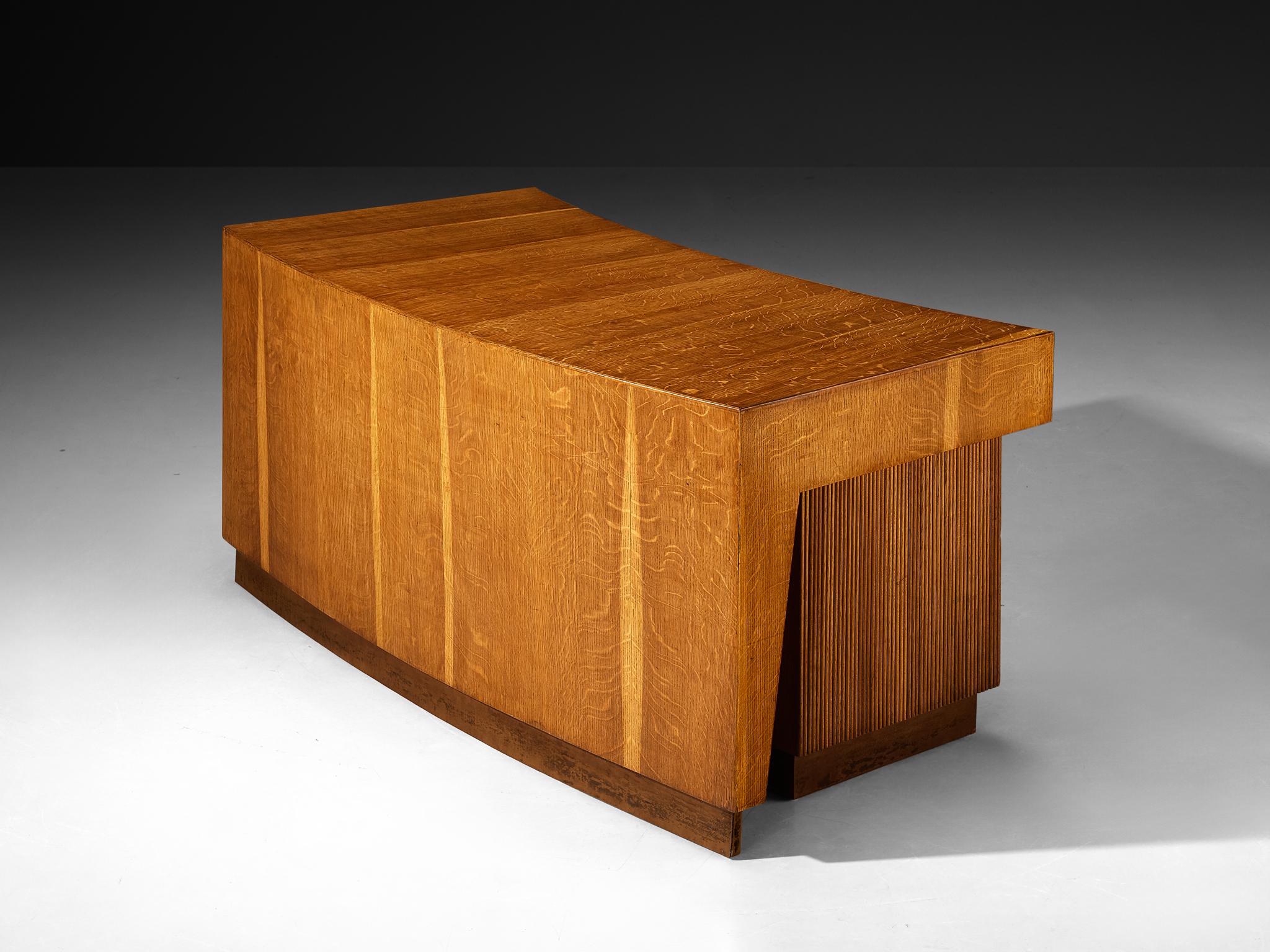 1950s Mid-Century Modern Italian Free Standing Sculptural Desk in Oak and Brass (Bureau sculptural italien sur pied en chêne et laiton) en vente 1