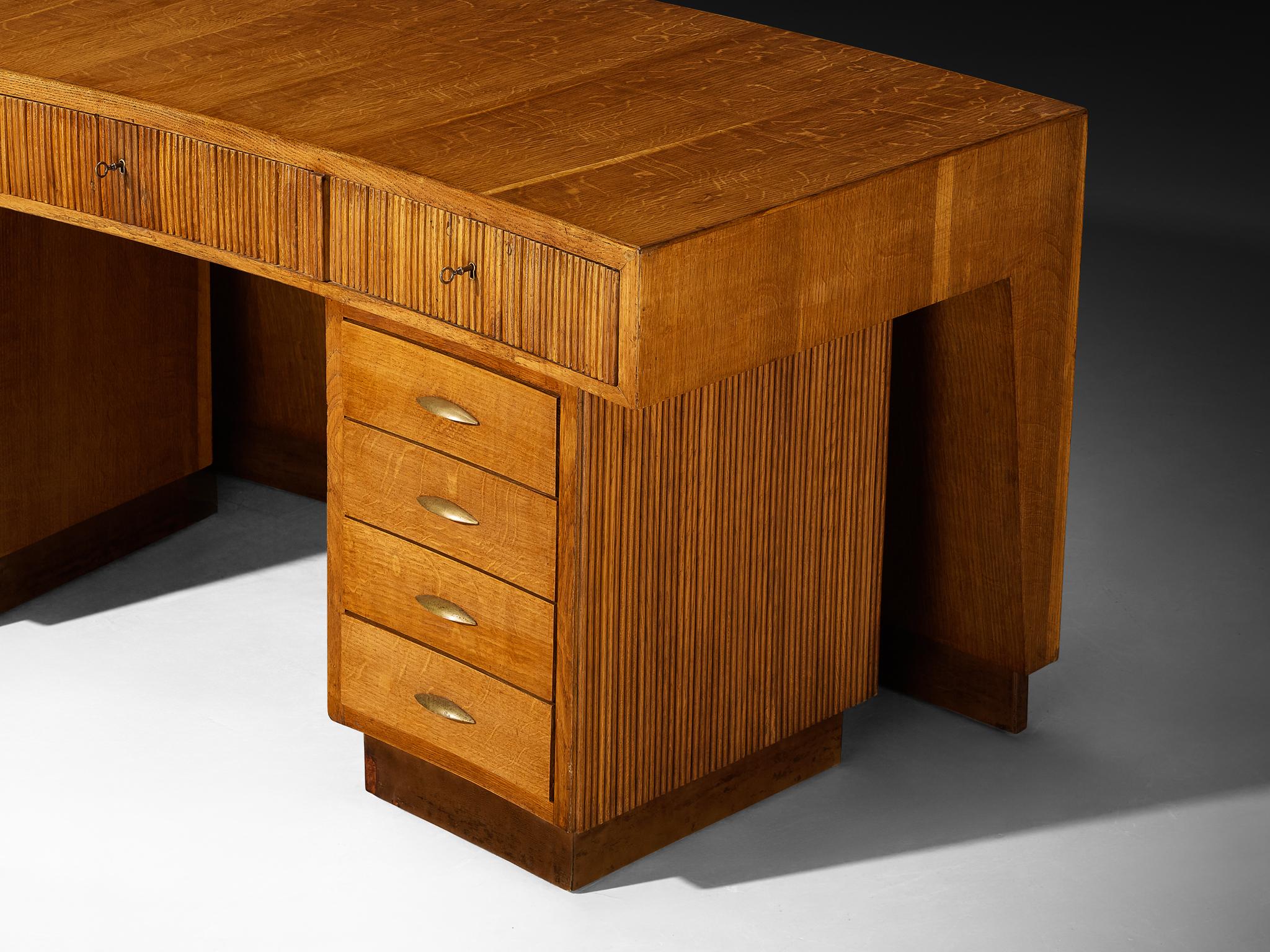 1950s Mid-Century Modern Italian Free Standing Sculptural Desk in Oak and Brass (Bureau sculptural italien sur pied en chêne et laiton) en vente 2