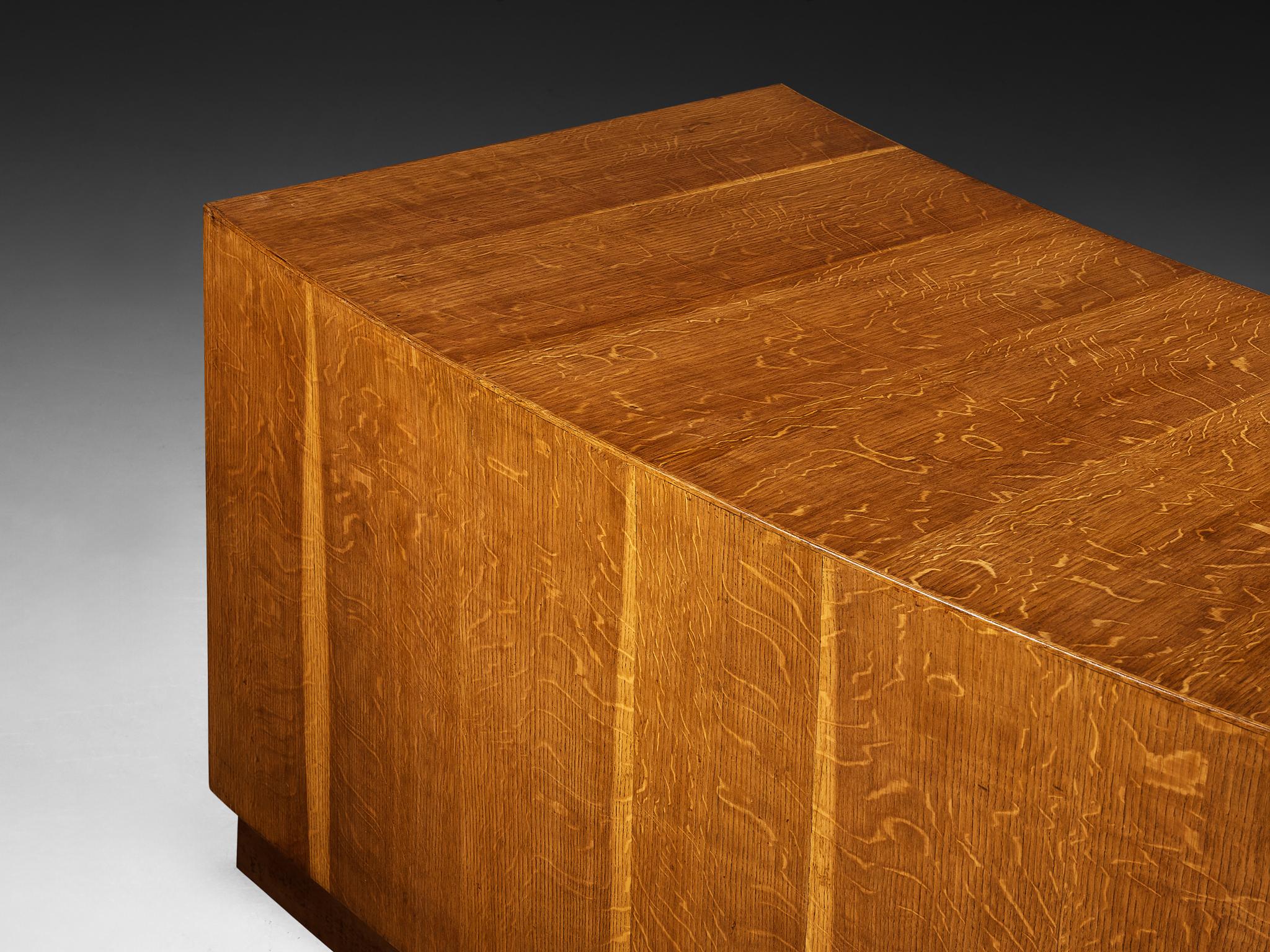 1950s Mid-Century Modern Italian Free Standing Sculptural Desk in Oak and Brass (Bureau sculptural italien sur pied en chêne et laiton) en vente 3