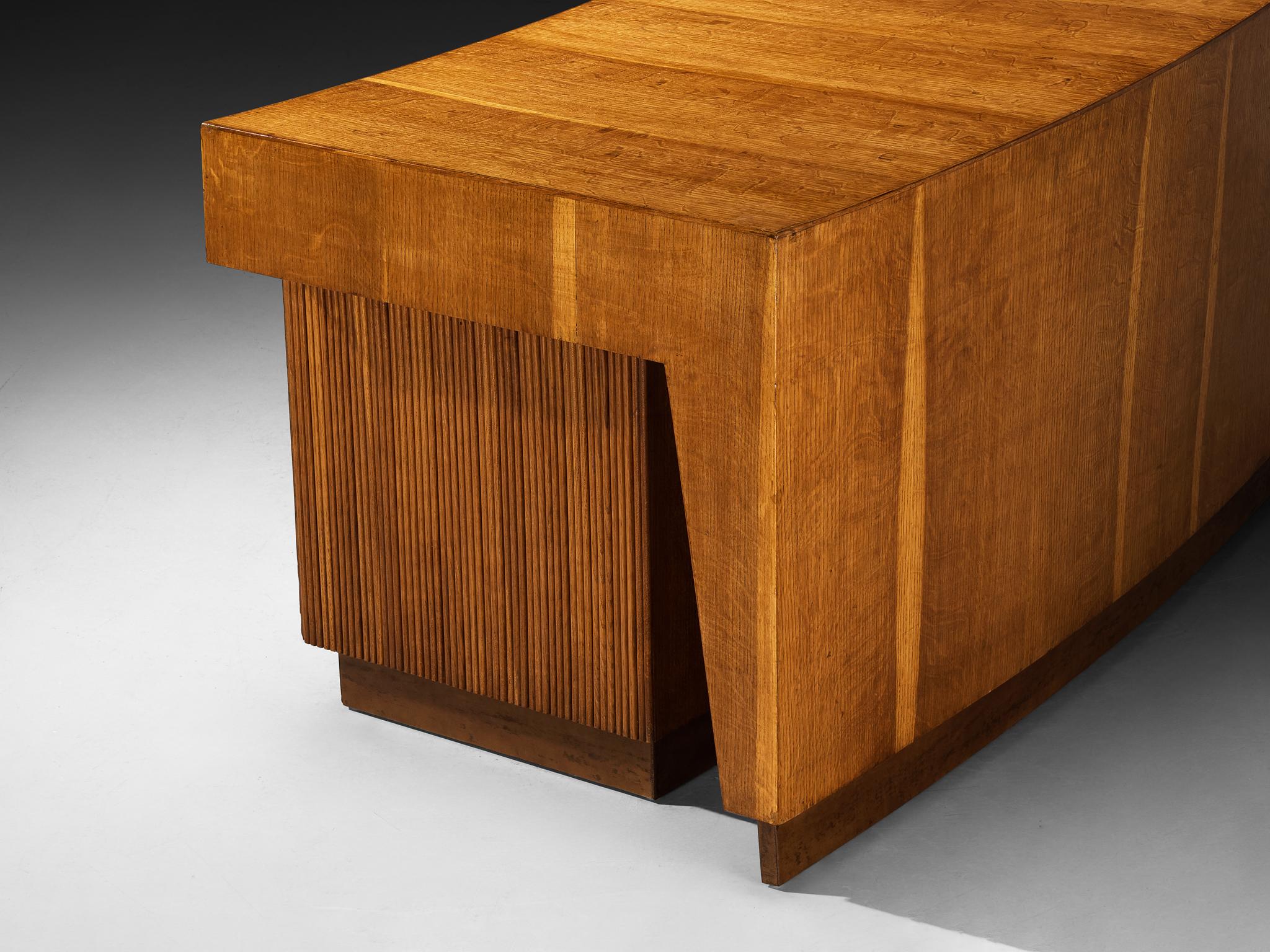 1950s Mid-Century Modern Italian Free Standing Sculptural Desk in Oak and Brass (Bureau sculptural italien sur pied en chêne et laiton) en vente 4