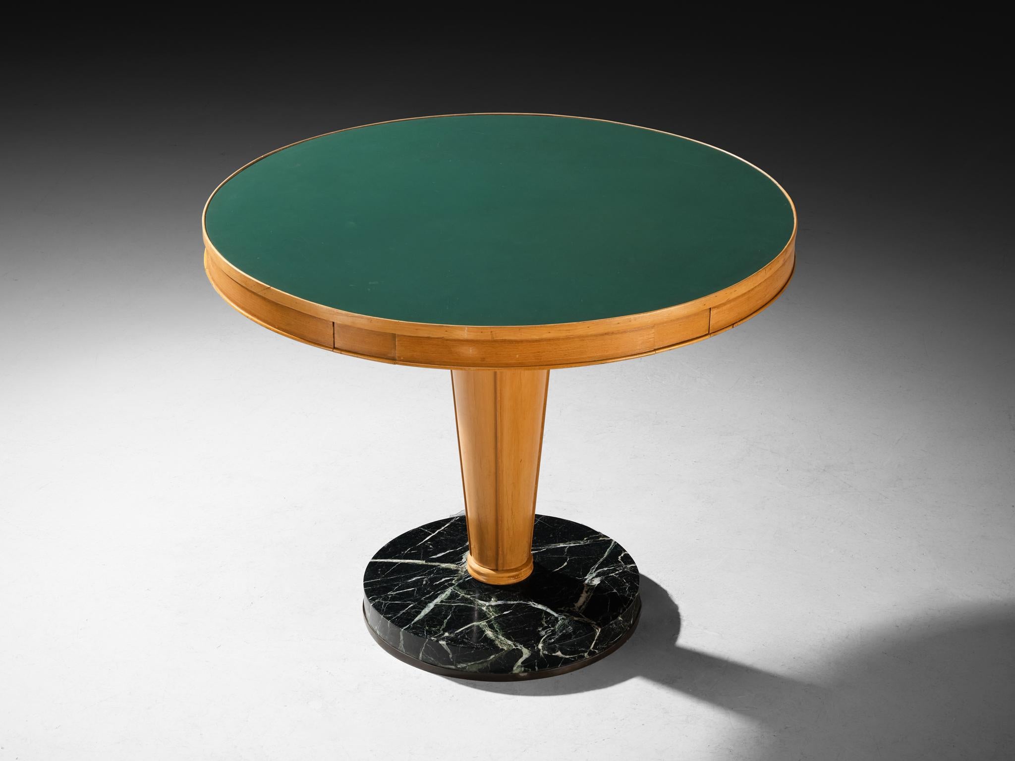 Spieltisch, Linoleum, Buche, Messing, Verde Alpi-Marmor, Italien, 1950er Jahre

Dieser italienische Spieltisch aus den 1950er Jahren verkörpert eine eindrucksvolle Synthese aus rationaler Form und raffinierter Materialität. Das Design erfüllt einen