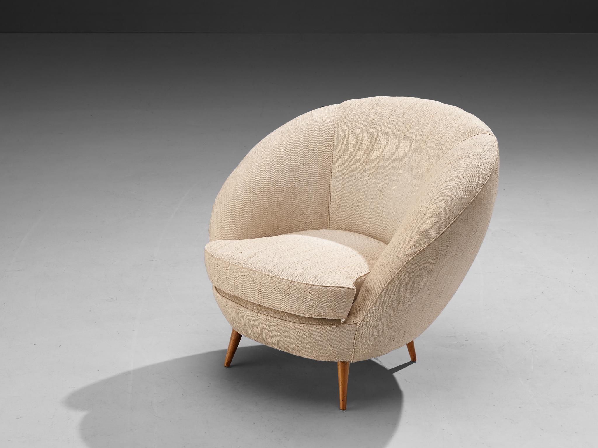 Coppia di sedie da club, tessuto, faggio, Italia, anni '50

Una classica coppia di sedie da salotto che rappresenta un meraviglioso esempio di design italiano degli anni Cinquanta. Le sedie sono audaci e sinuose, ma molto eleganti. La seduta è