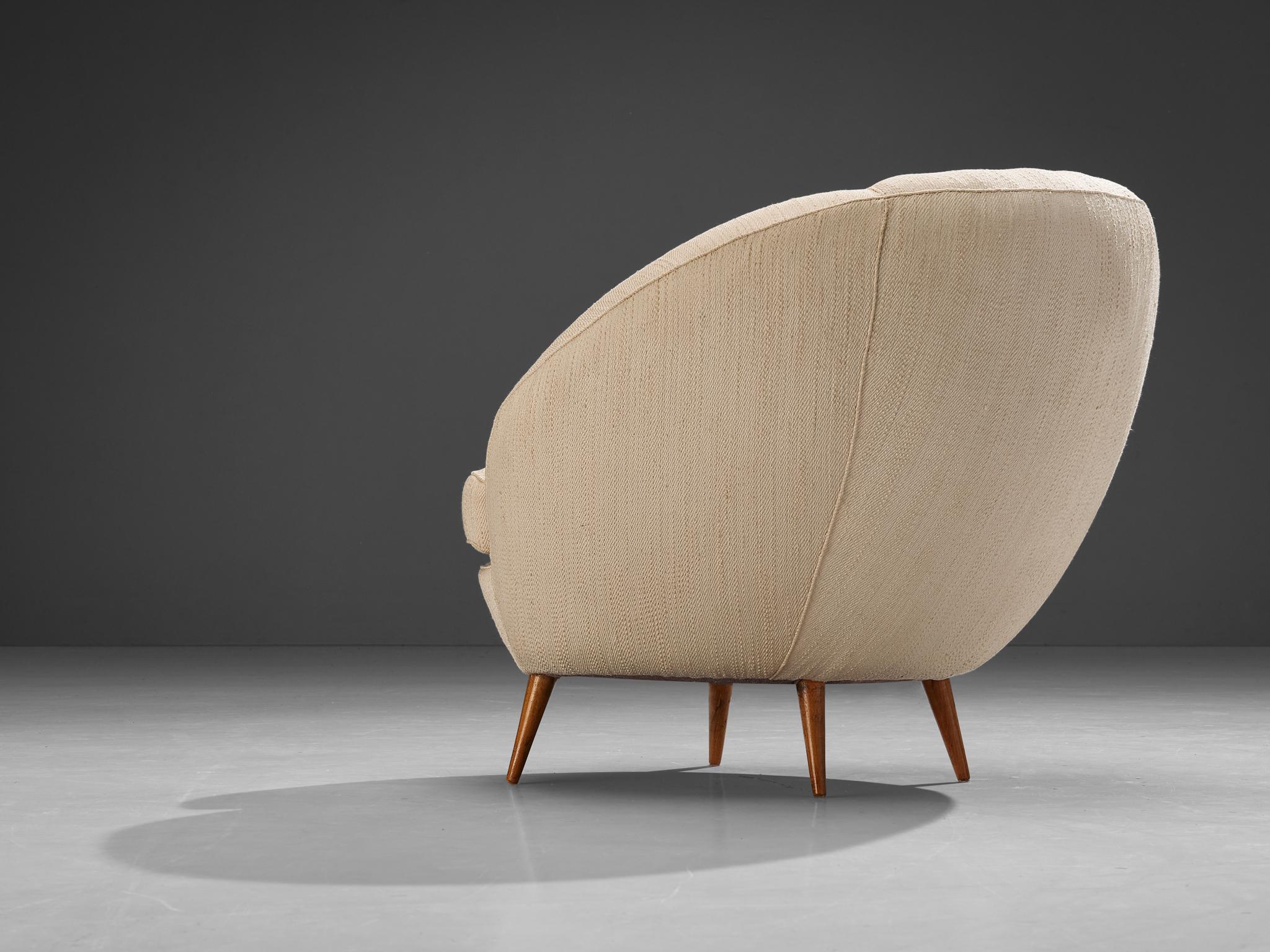 Italiano Sedia da salotto italiana del Mid-Century Modern degli anni '50 in tessuto bianco sporco e Wood in vendita