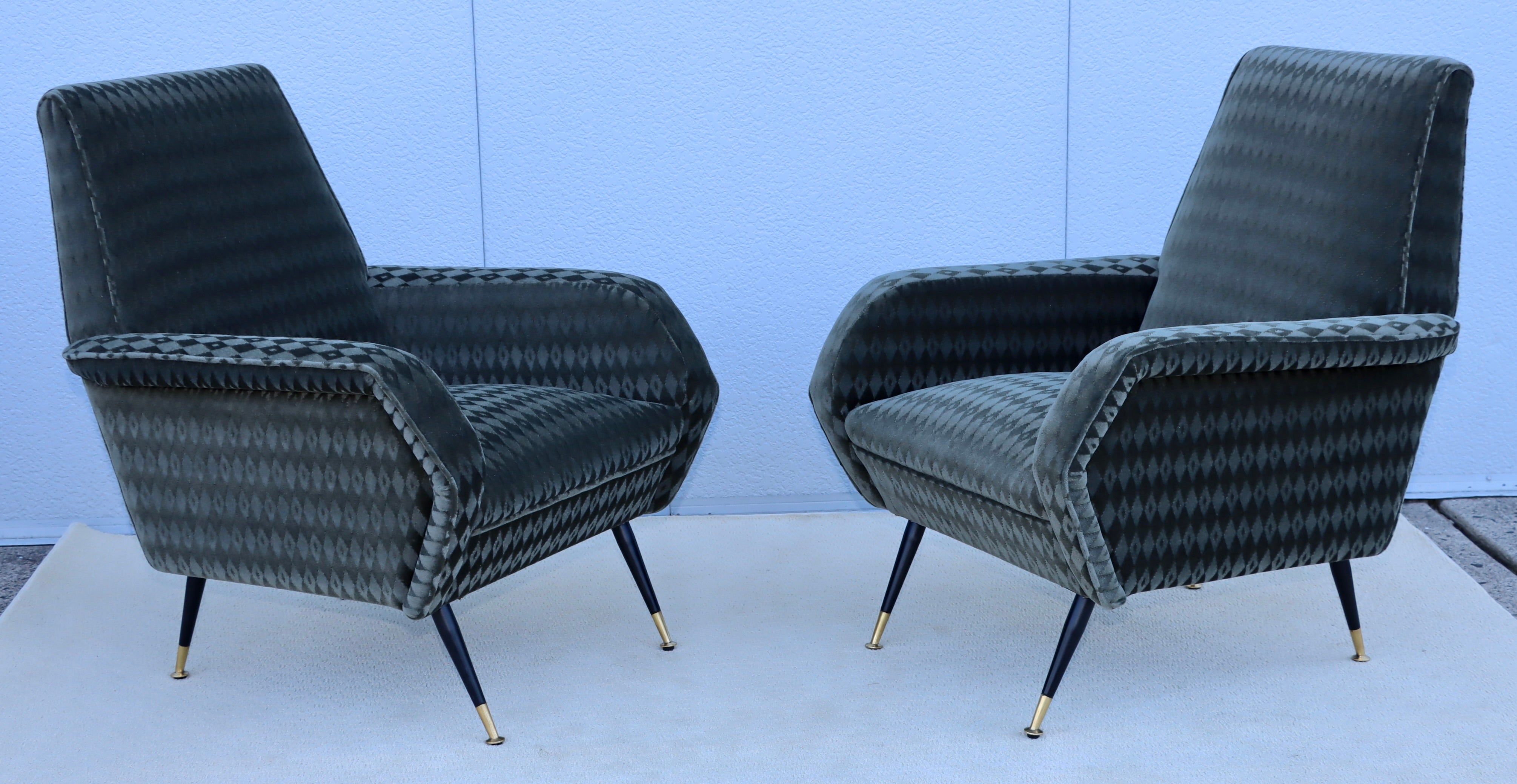 Magnifique paire de chaises longues italiennes des années 1950 dans le style de Marco Zanuso, entièrement restaurées et retapissées en tissu Mohair de Donghia, avec une usure mineure et une patine due à l'âge et à l'utilisation.