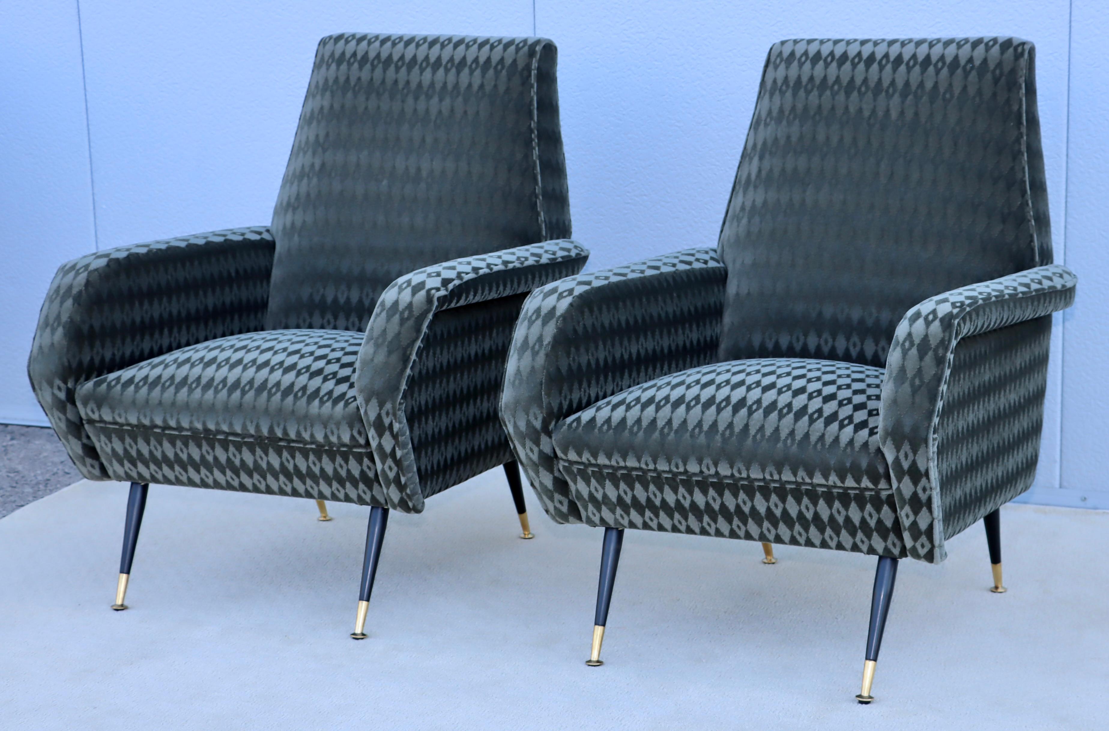 1950's Mid-Century Modern Italian Lounge Chairs mit Donghia Mohair Polsterung (Messing) im Angebot
