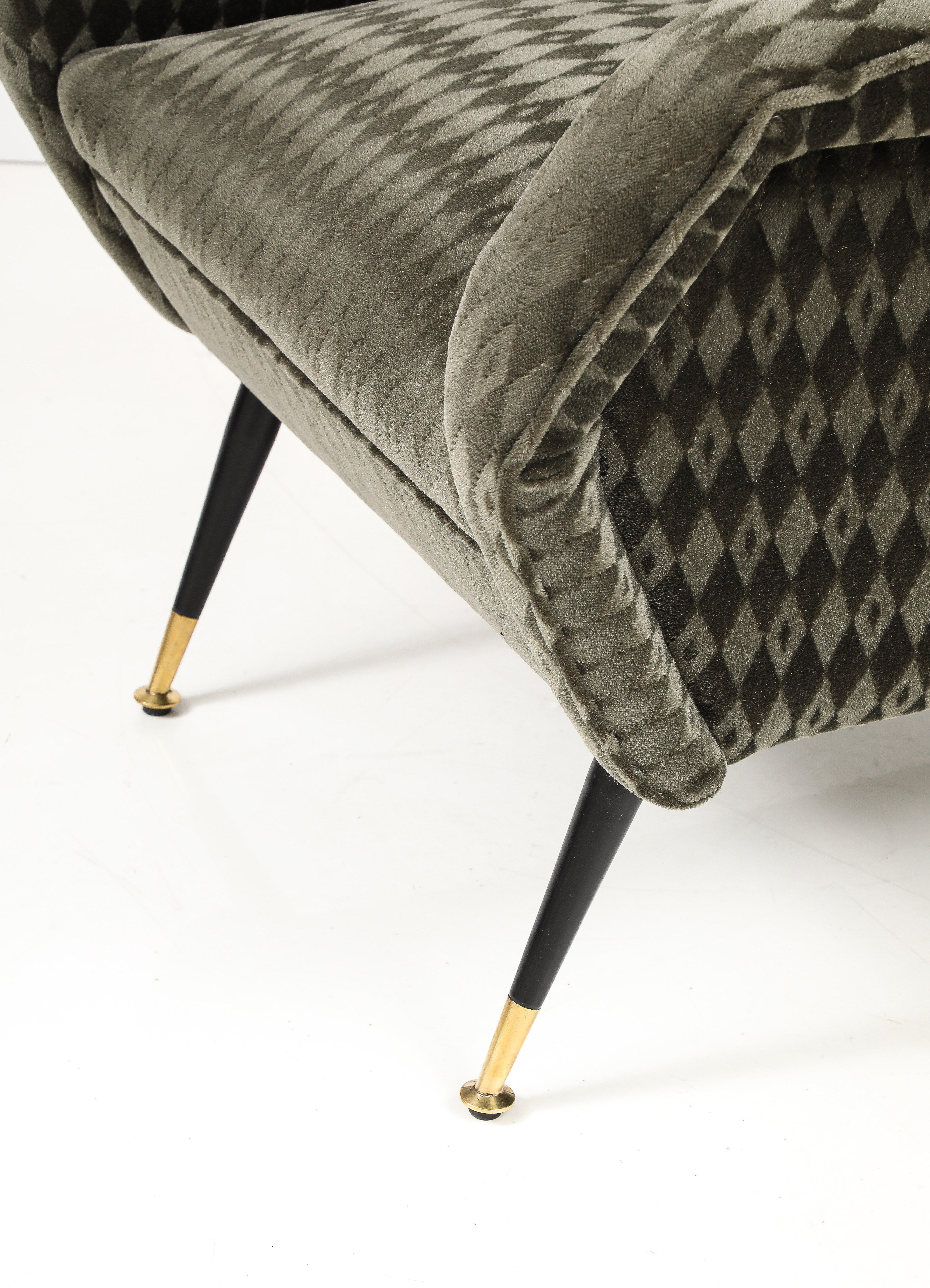 Sedie da salotto italiane della metà del secolo scorso con rivestimento in mohair Donghia in vendita 1