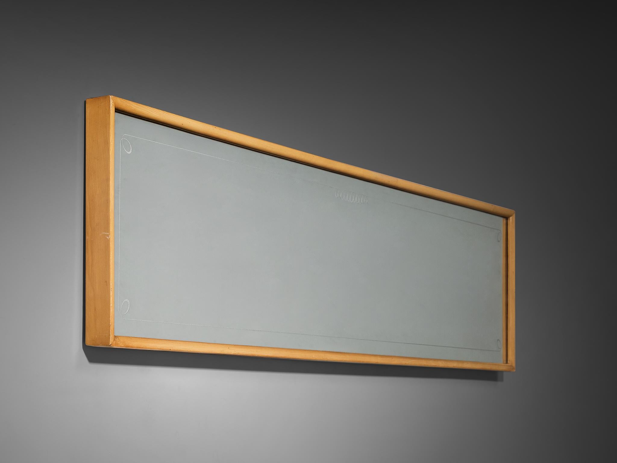 Specchio, acero, vetro specchiato, Italia, anni '1950

Originario dell'Italia e risalente agli anni '50, questo grande specchio esemplifica il design moderno della metà del secolo con la sua estetica elegante e semplice. La cornice in acero, con i