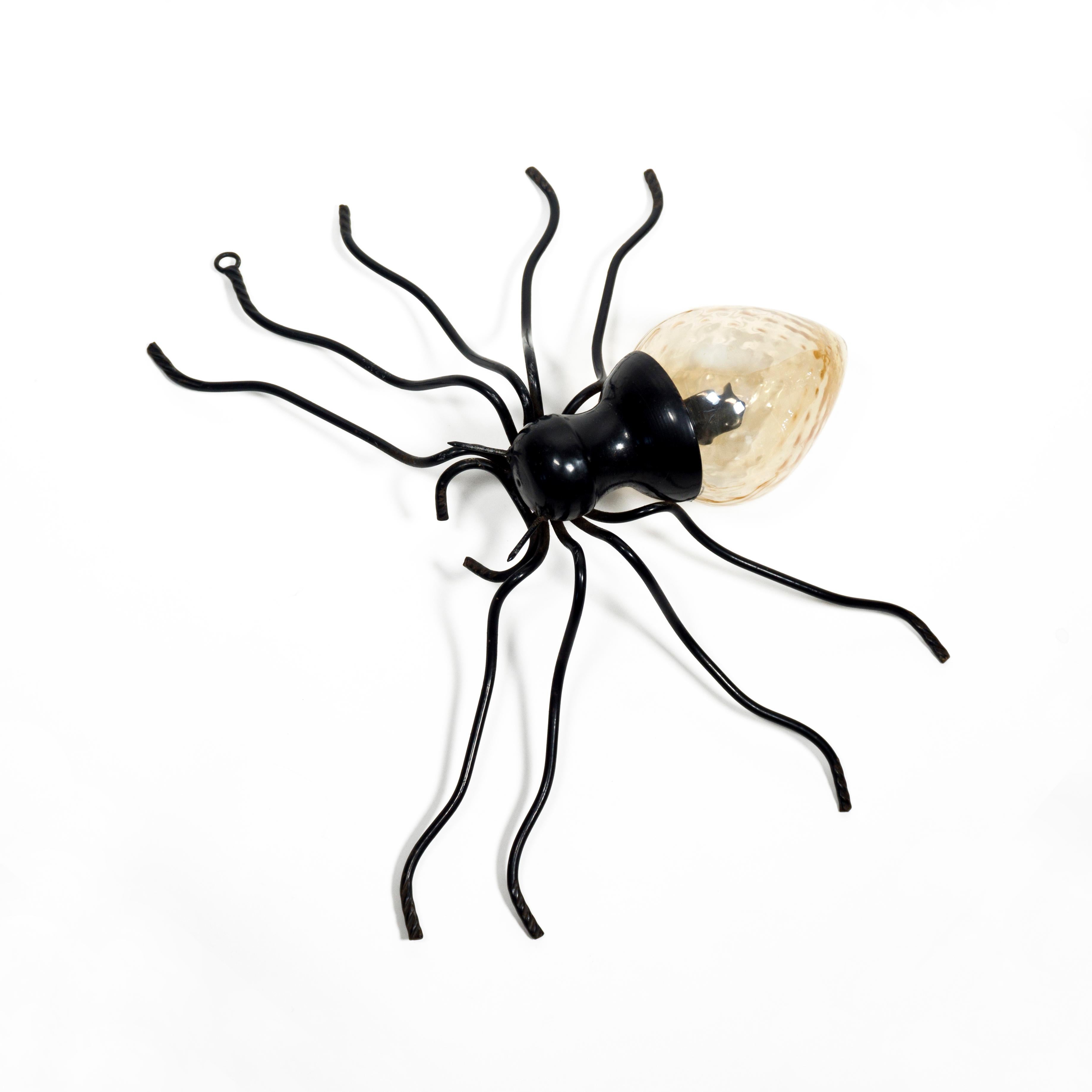 Hübsche italienische Spinnenlampe aus der Mitte des Jahrhunderts, Wandleuchte oder Wandleuchter. 
Diese wunderschöne Wandleuchte wurde in den 1950er und 1960er Jahren in Italien hergestellt und ist mit einem schön strukturierten gelblichen