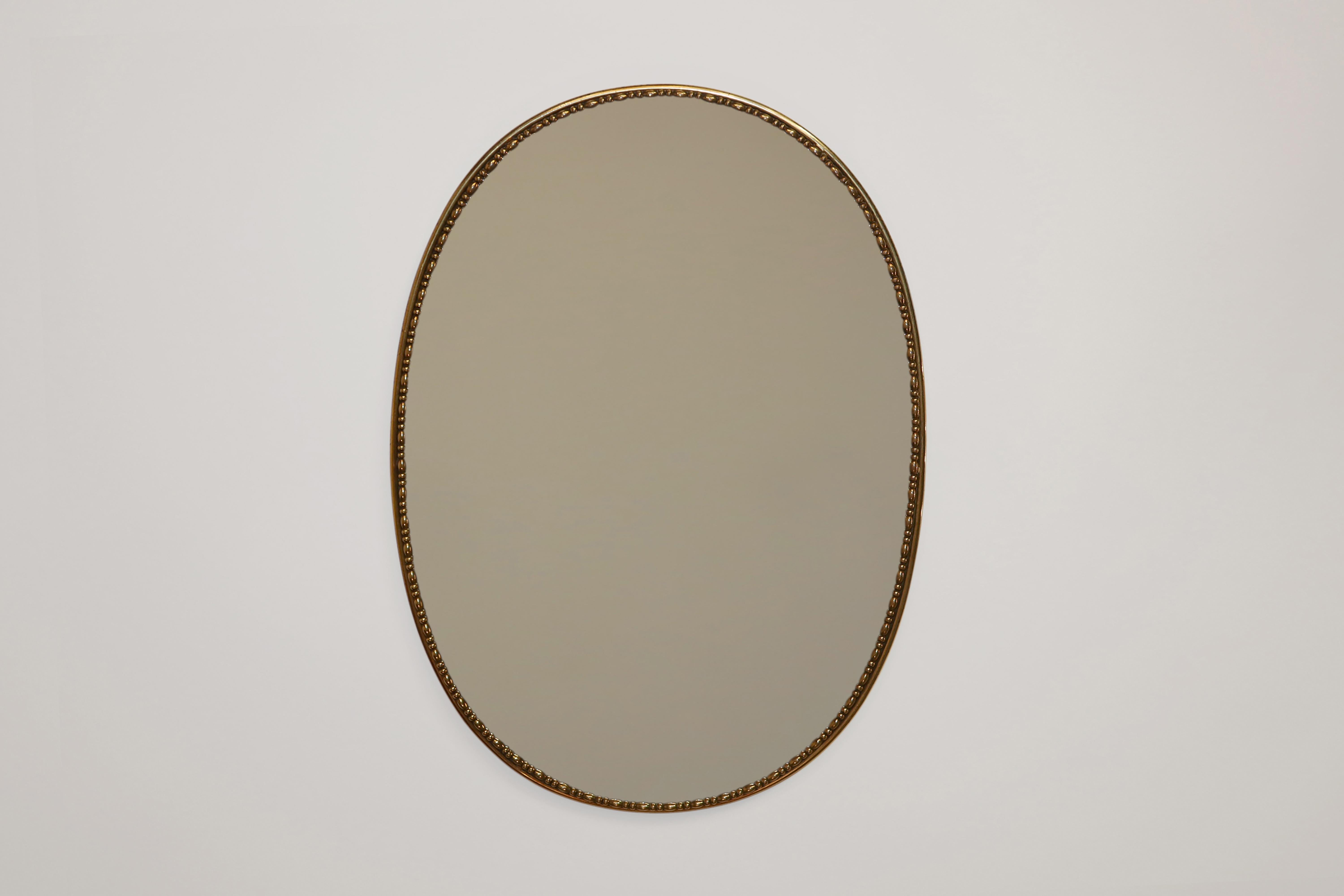 1950s Mid-Century Modern Italian Oval Brass Wall Mirror In Good Condition In Grand Cayman, KY
