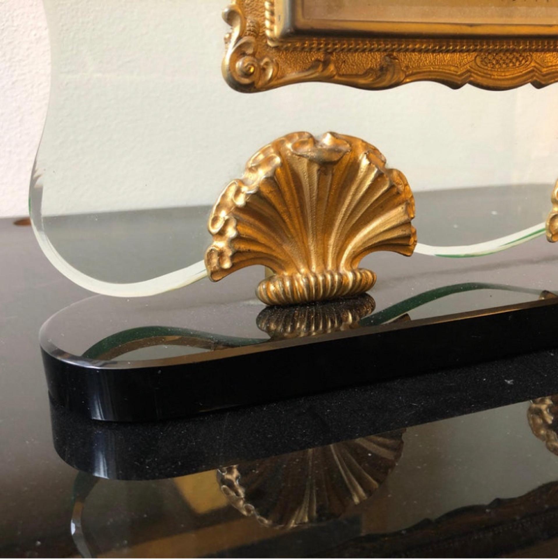 Particular table clock made in Italy in the 1950s, good conditions overall, it's in perfect working order.This  Italian table clock in the style of Fontana Arte is a sophisticated and timeless piece, marrying form and function in a way that defines