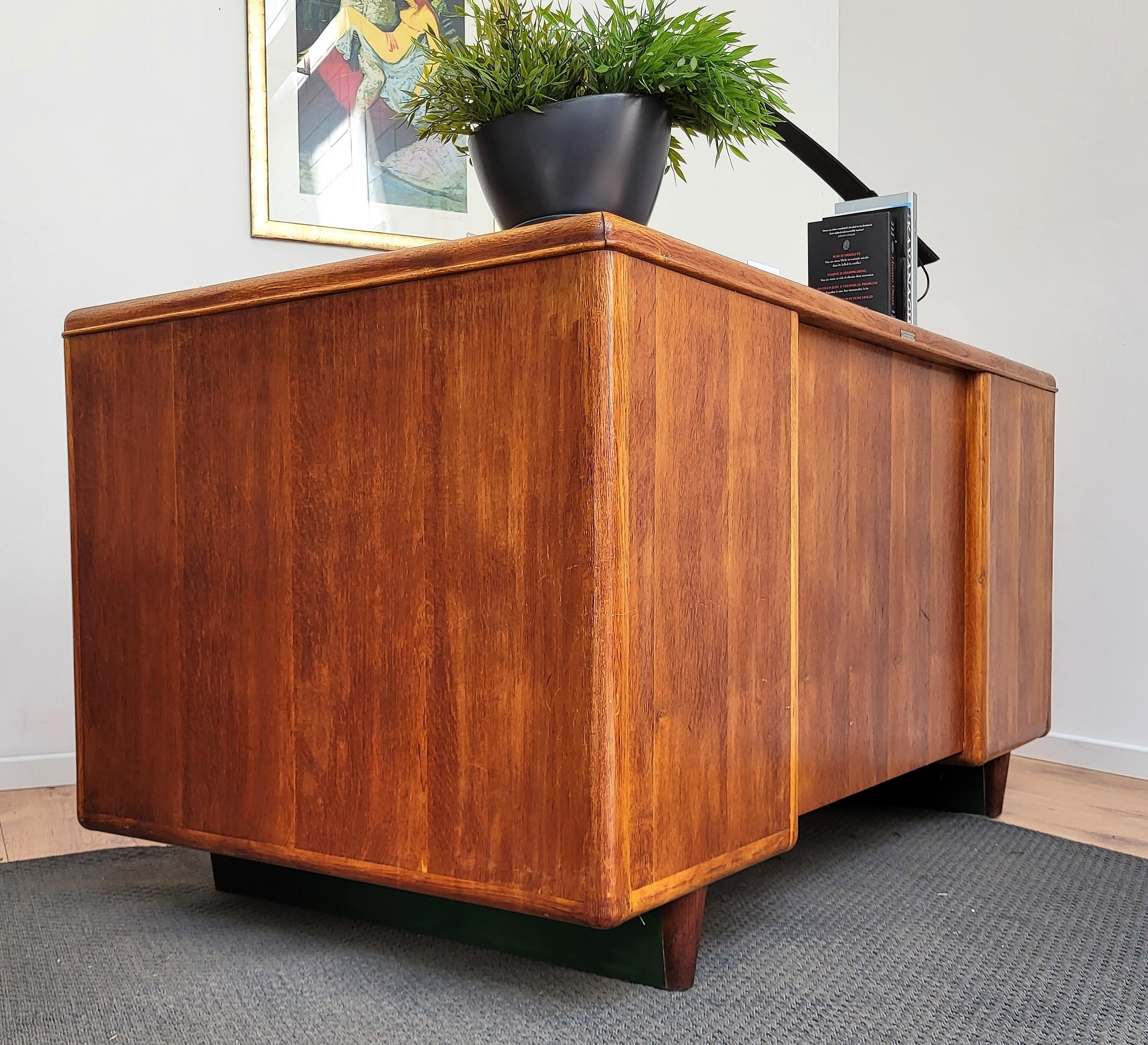 1950s Mid-Century Modern Italian Walnut Wood Brass and Glass Writing Desk Table In Good Condition For Sale In Carimate, Como