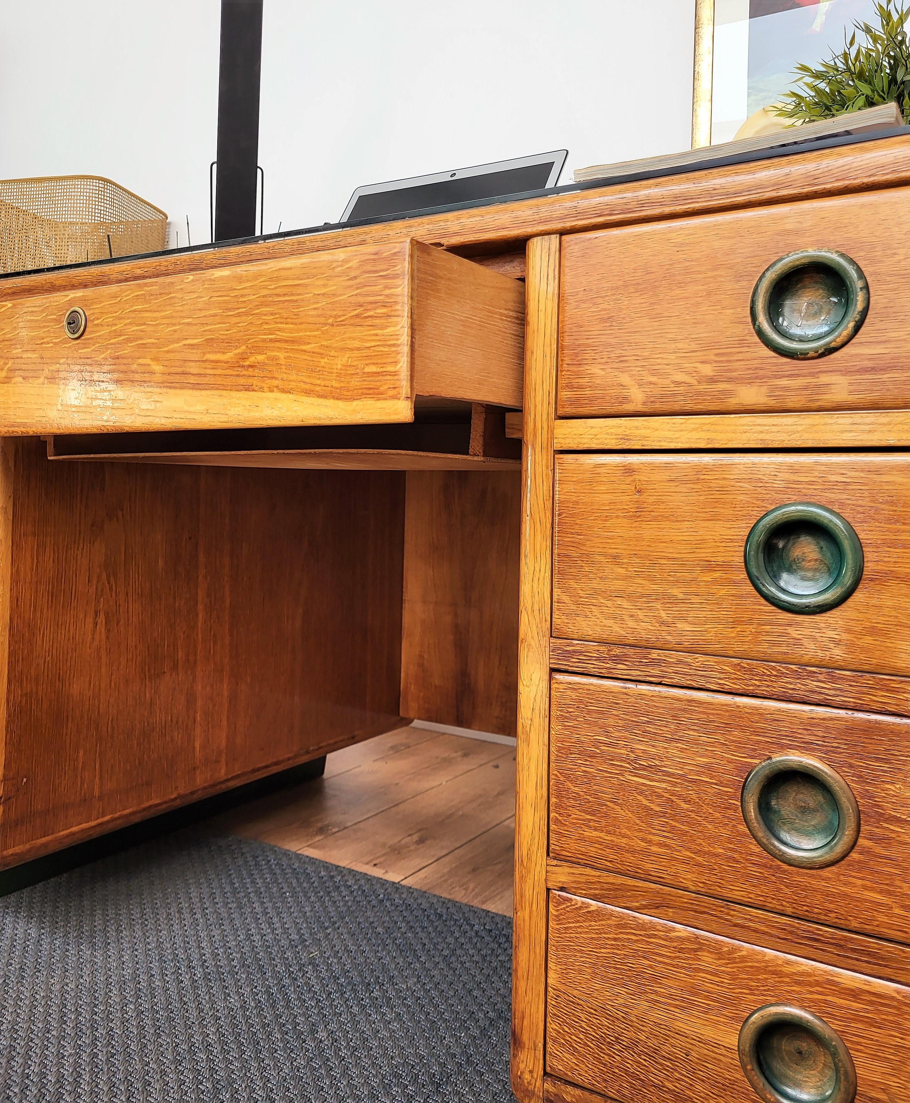 Table de bureau italienne mi-siècle moderne en bois de noyer, laiton et verre, années 1950 en vente 1