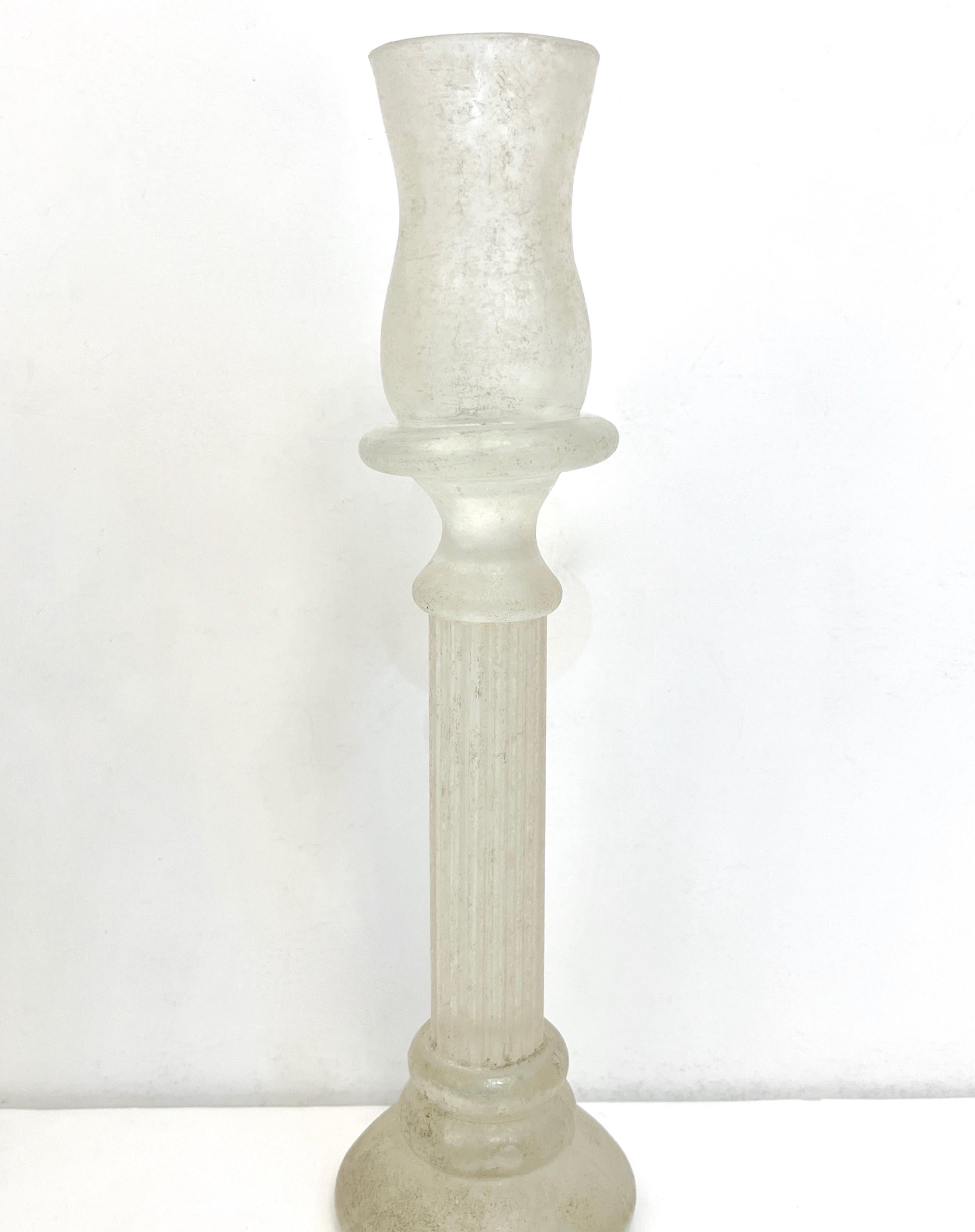 Coppia di candelabri in vetro di Murano bianco smerigliato degli anni '50, metà del secolo scorso in vendita 1