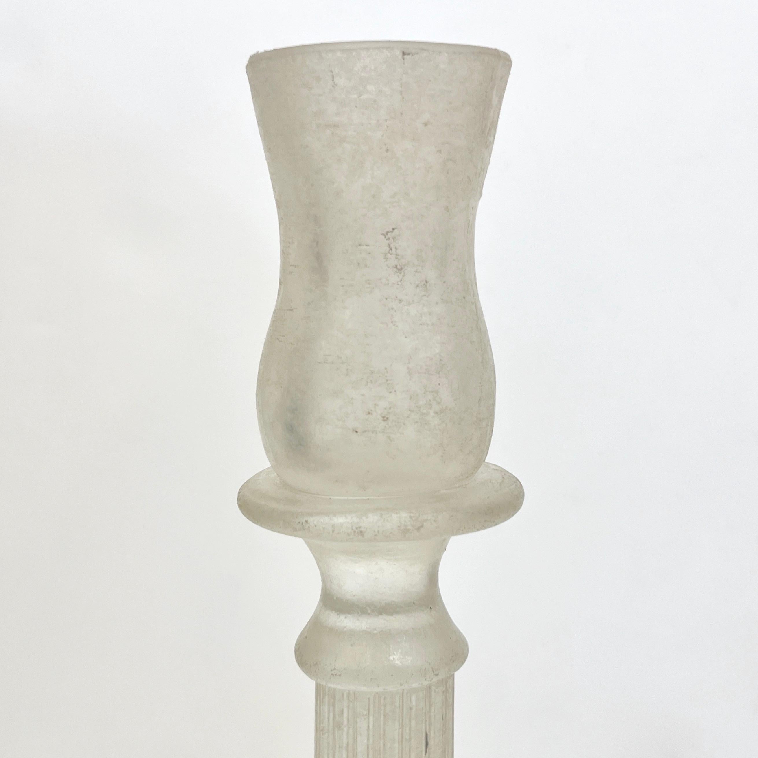 Coppia di candelabri in vetro di Murano bianco smerigliato degli anni '50, metà del secolo scorso in vendita 3