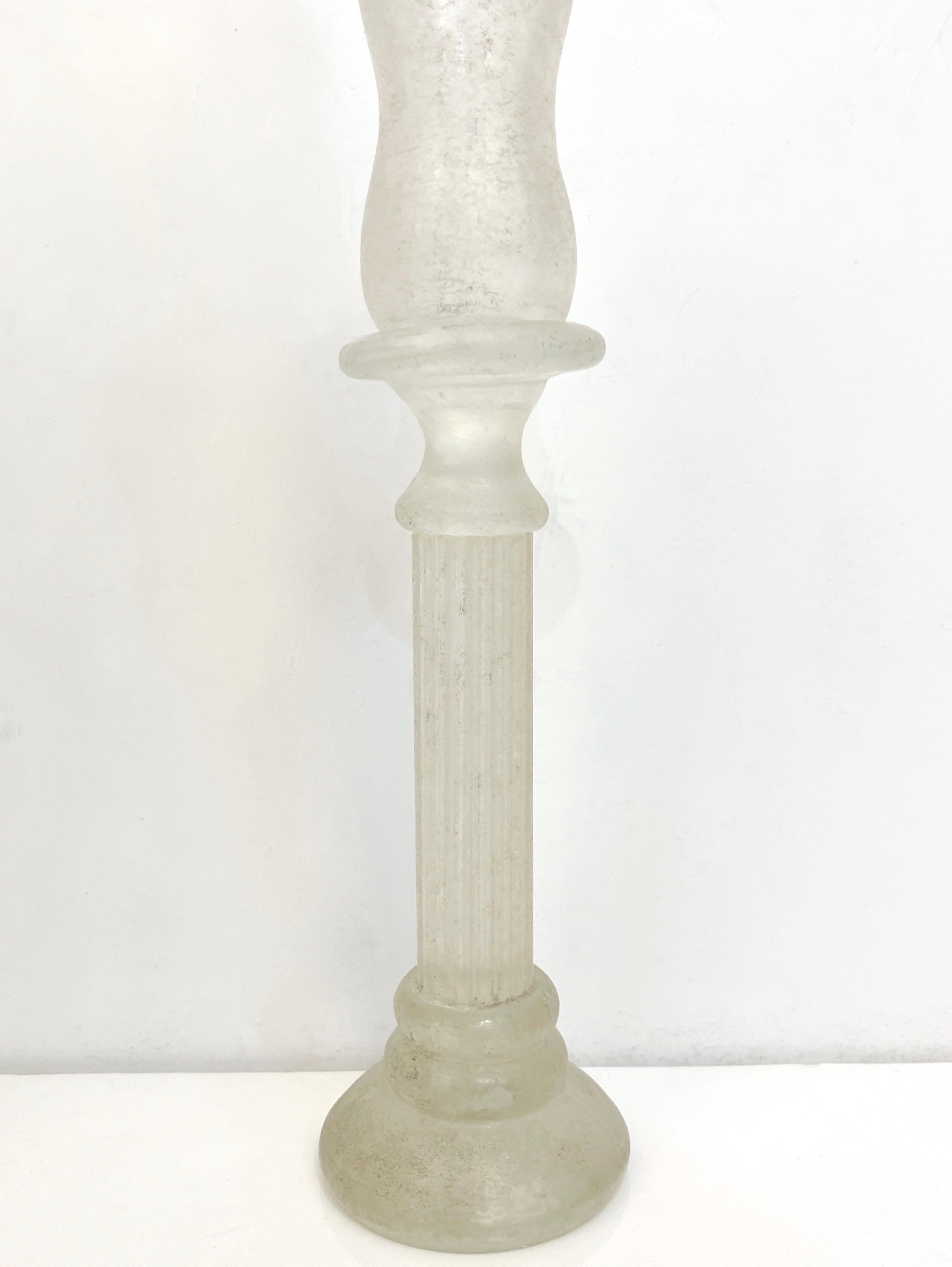 Coppia di candelabri in vetro di Murano bianco smerigliato degli anni '50, metà del secolo scorso in vendita 7