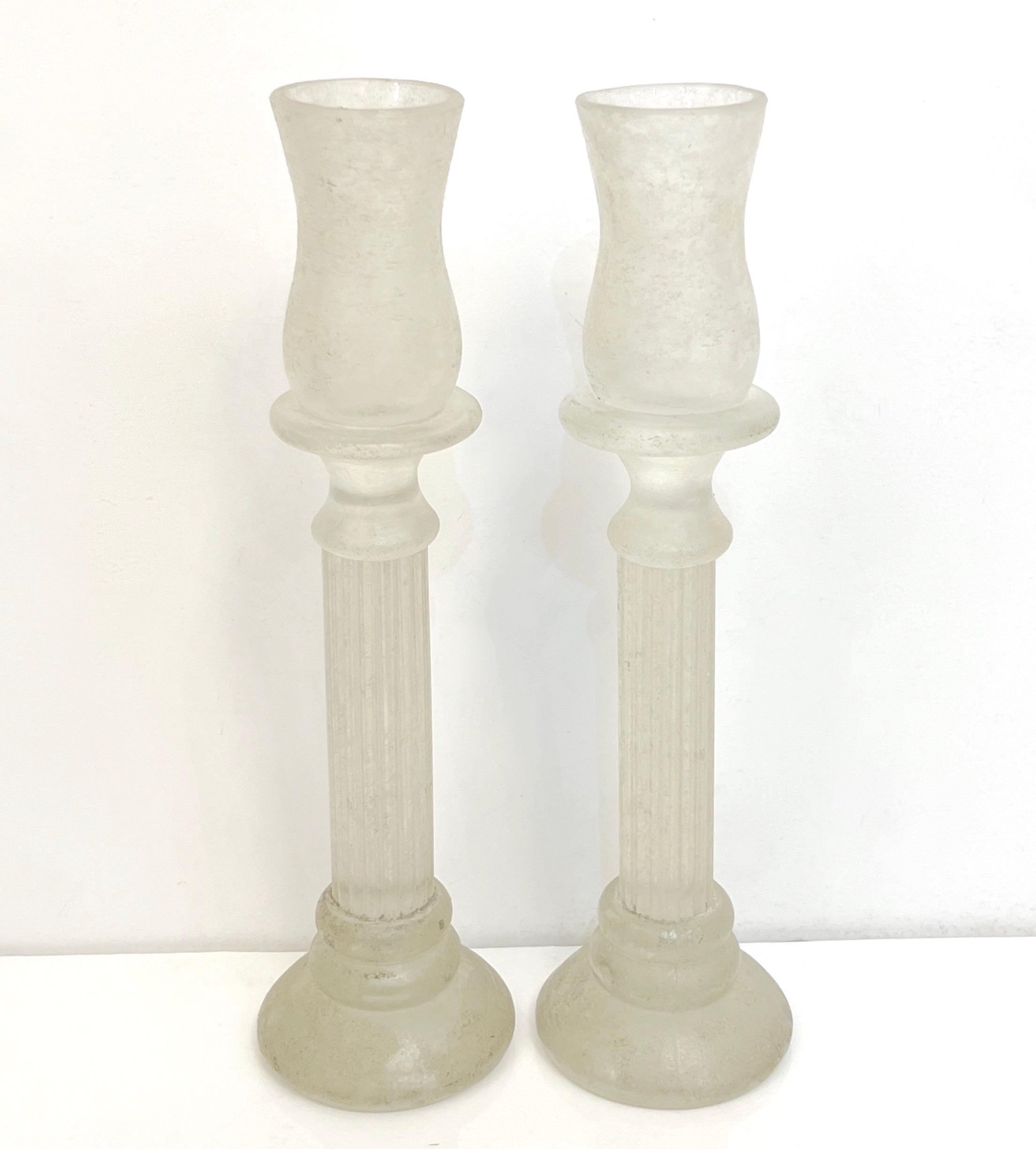 Candelieri portabicchieri in vetro di Murano bianco scavo smerigliato degli anni '50, su colonne con reticolo di design/One e sollevati su un doppio zoccolo rotondo. La qualità del lavoro è molto attraente e parla di qualità. Questi candelieri sono