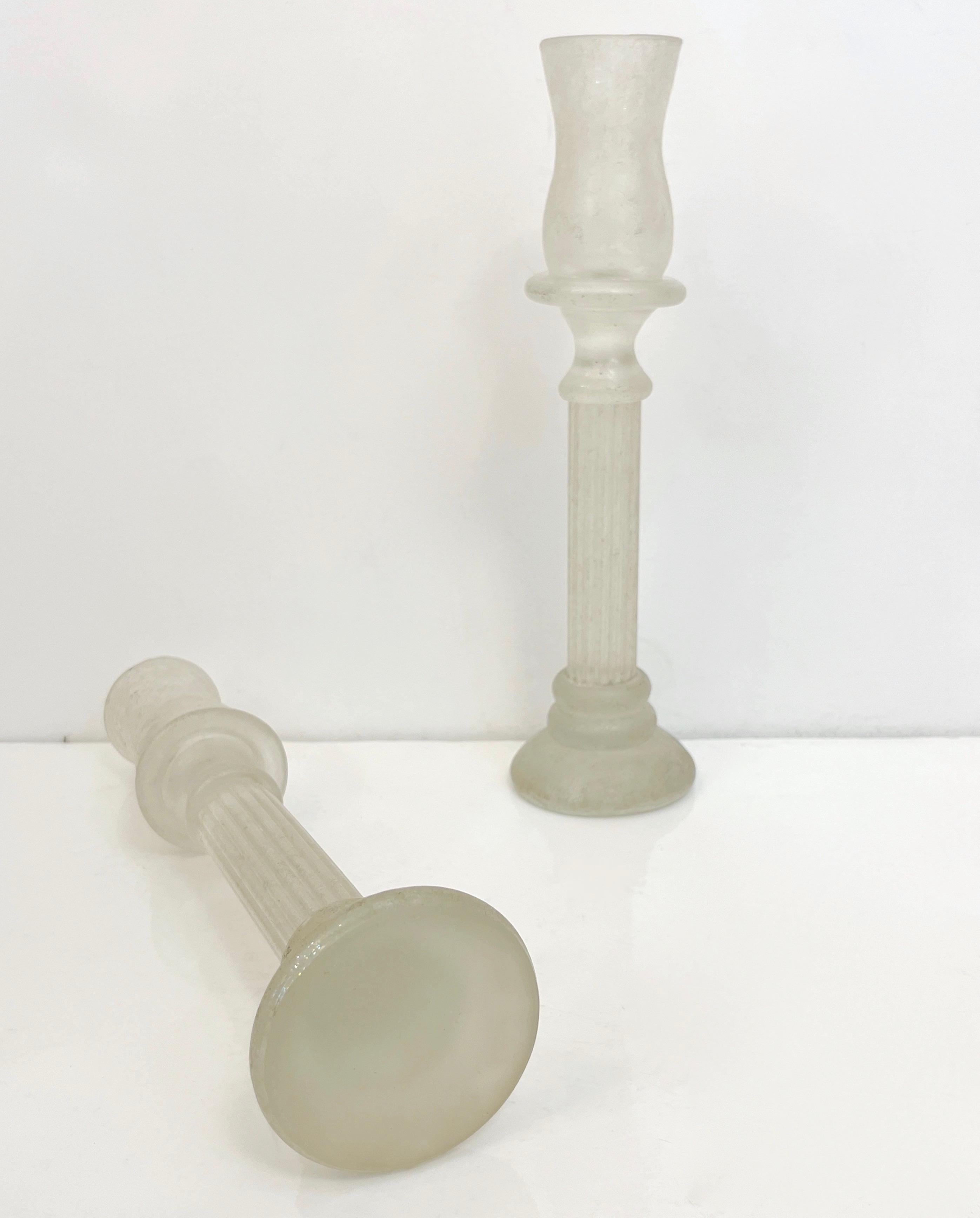 Art Déco Coppia di candelabri in vetro di Murano bianco smerigliato degli anni '50, metà del secolo scorso in vendita