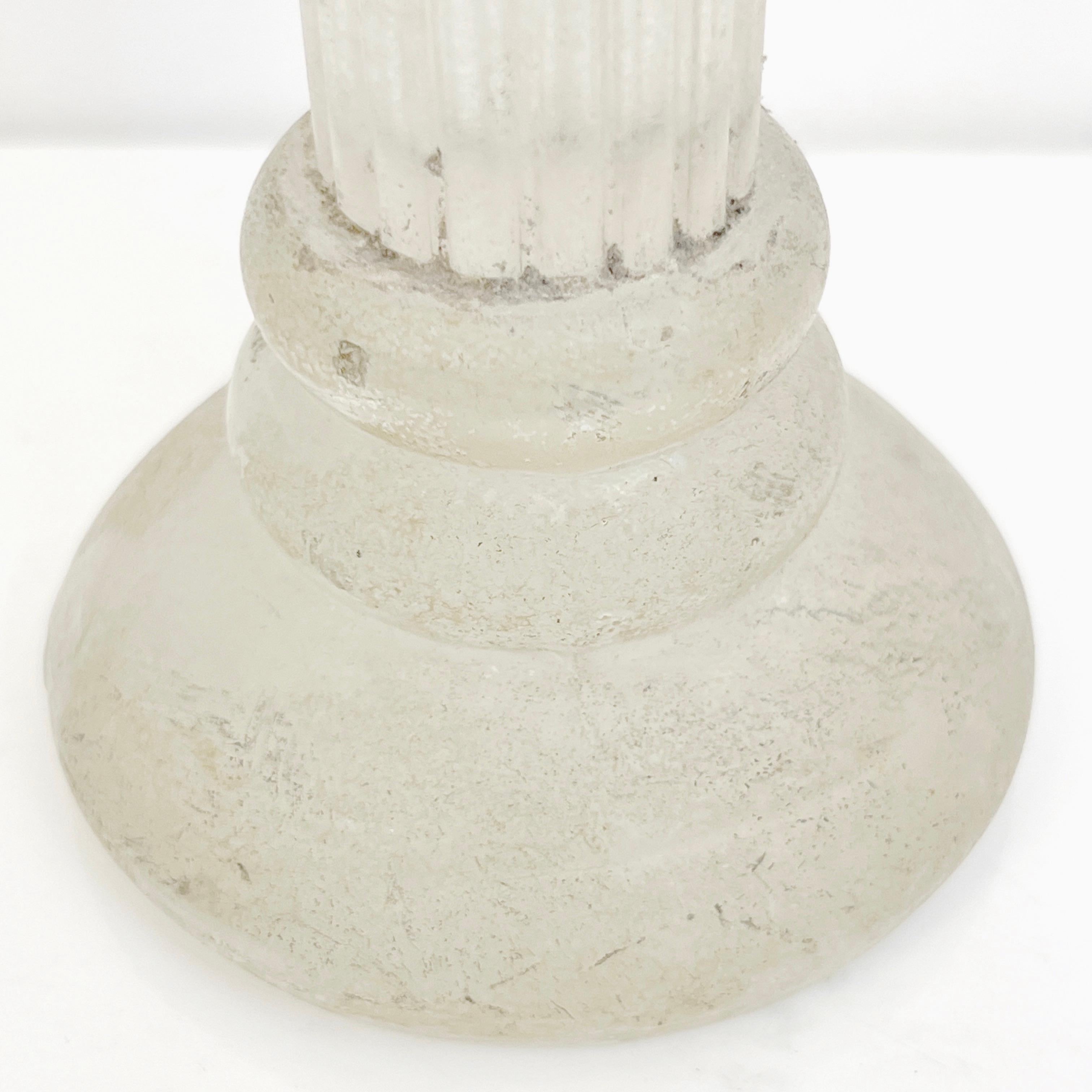 Italiano Coppia di candelabri in vetro di Murano bianco smerigliato degli anni '50, metà del secolo scorso in vendita