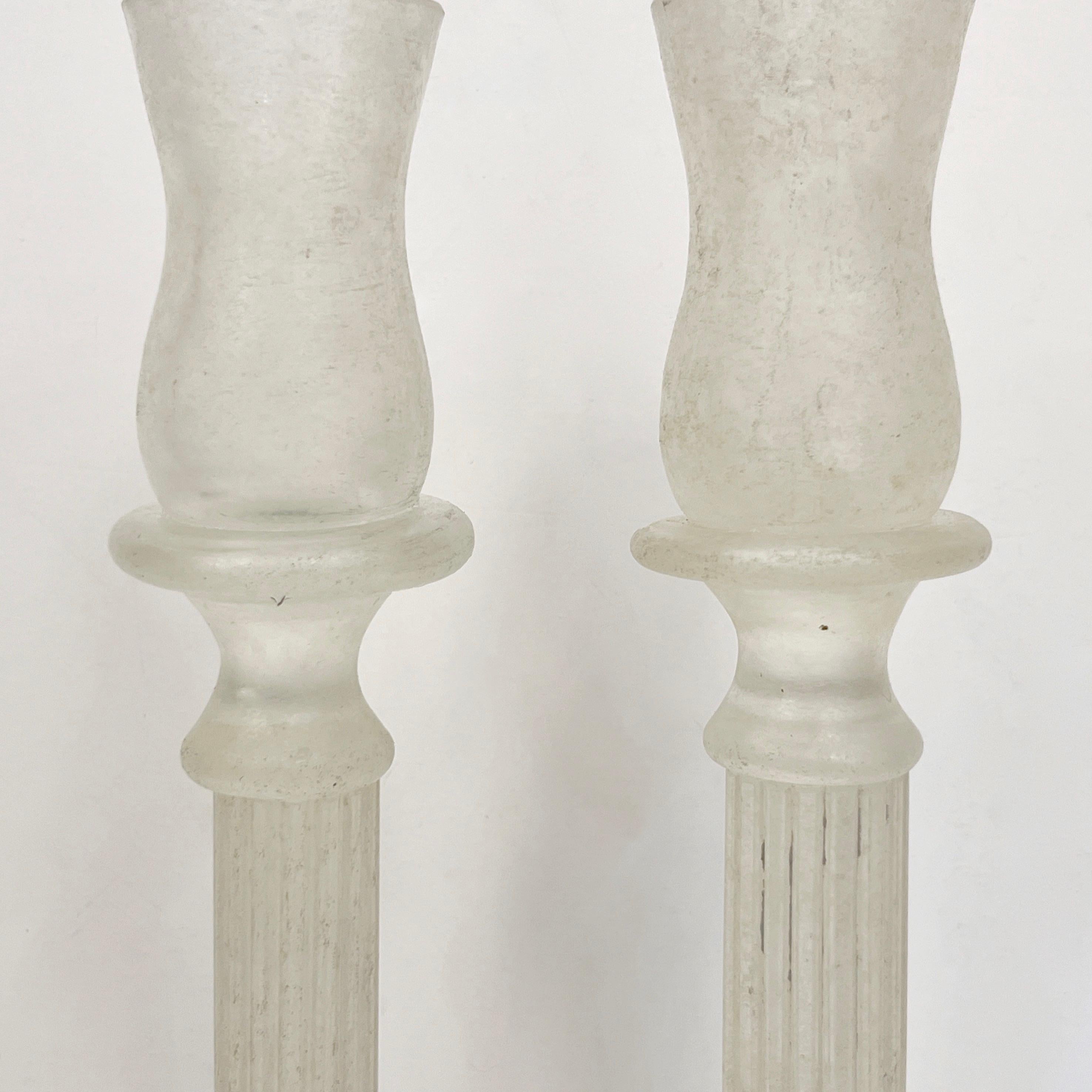 Metà XX secolo Coppia di candelabri in vetro di Murano bianco smerigliato degli anni '50, metà del secolo scorso in vendita