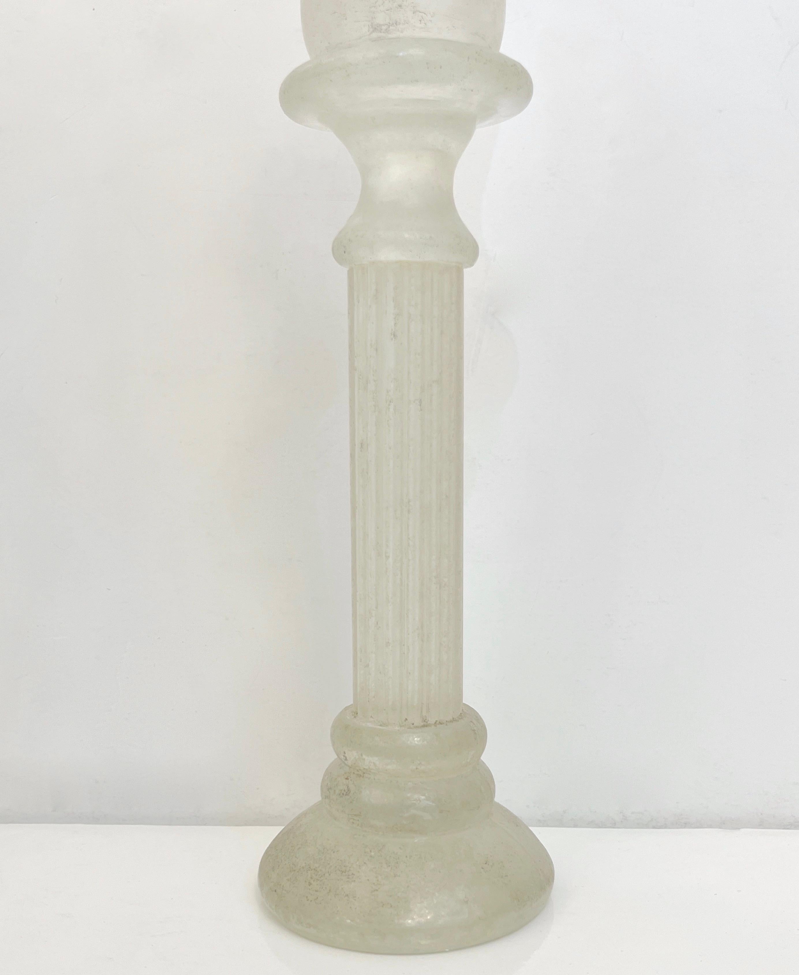 Vetro artistico Coppia di candelabri in vetro di Murano bianco smerigliato degli anni '50, metà del secolo scorso in vendita