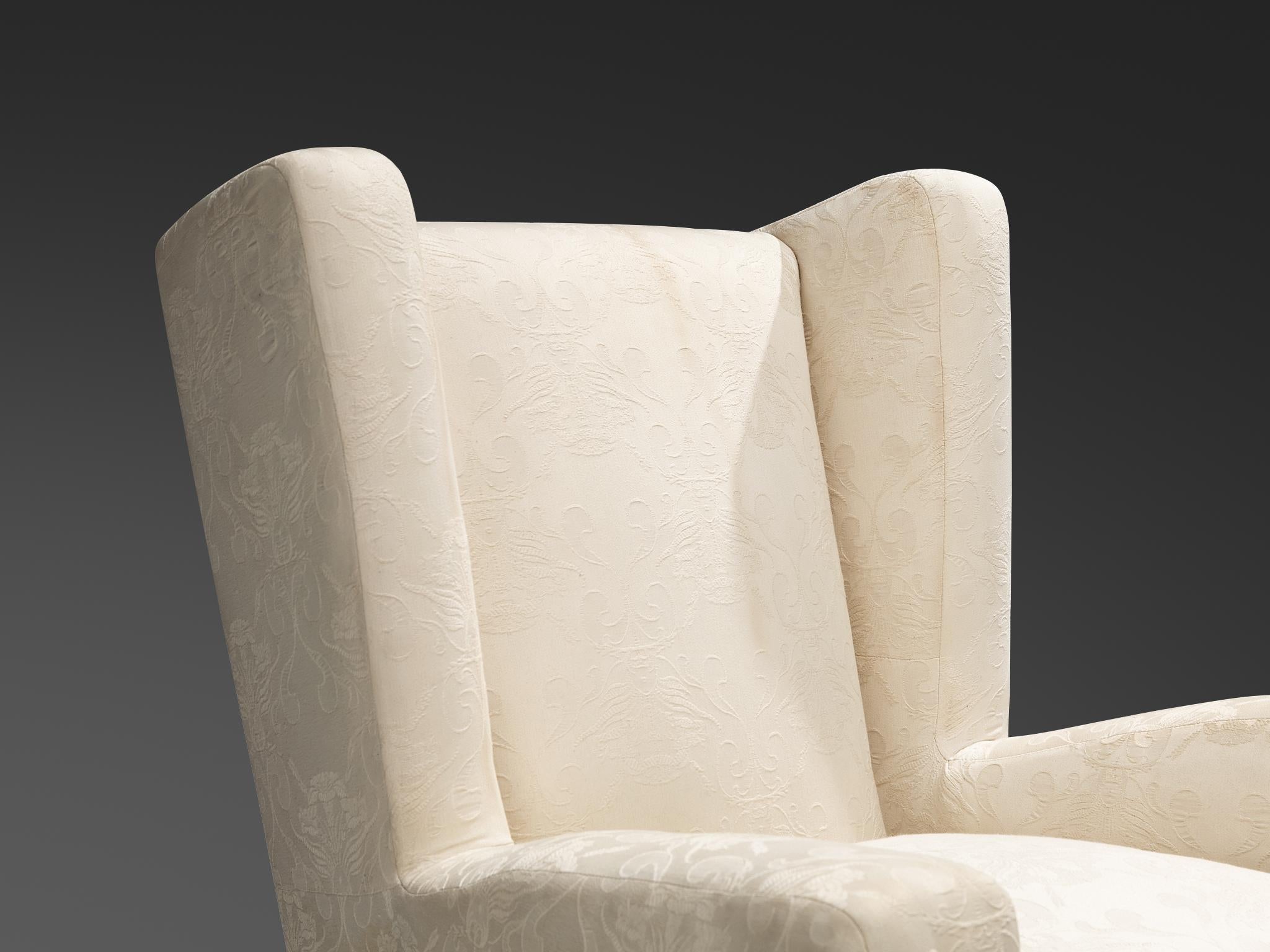 1950s Mid-Century Modern Italian Wingback Chair in Off-White Fabric & Wood In Good Condition For Sale In Waalwijk, NL