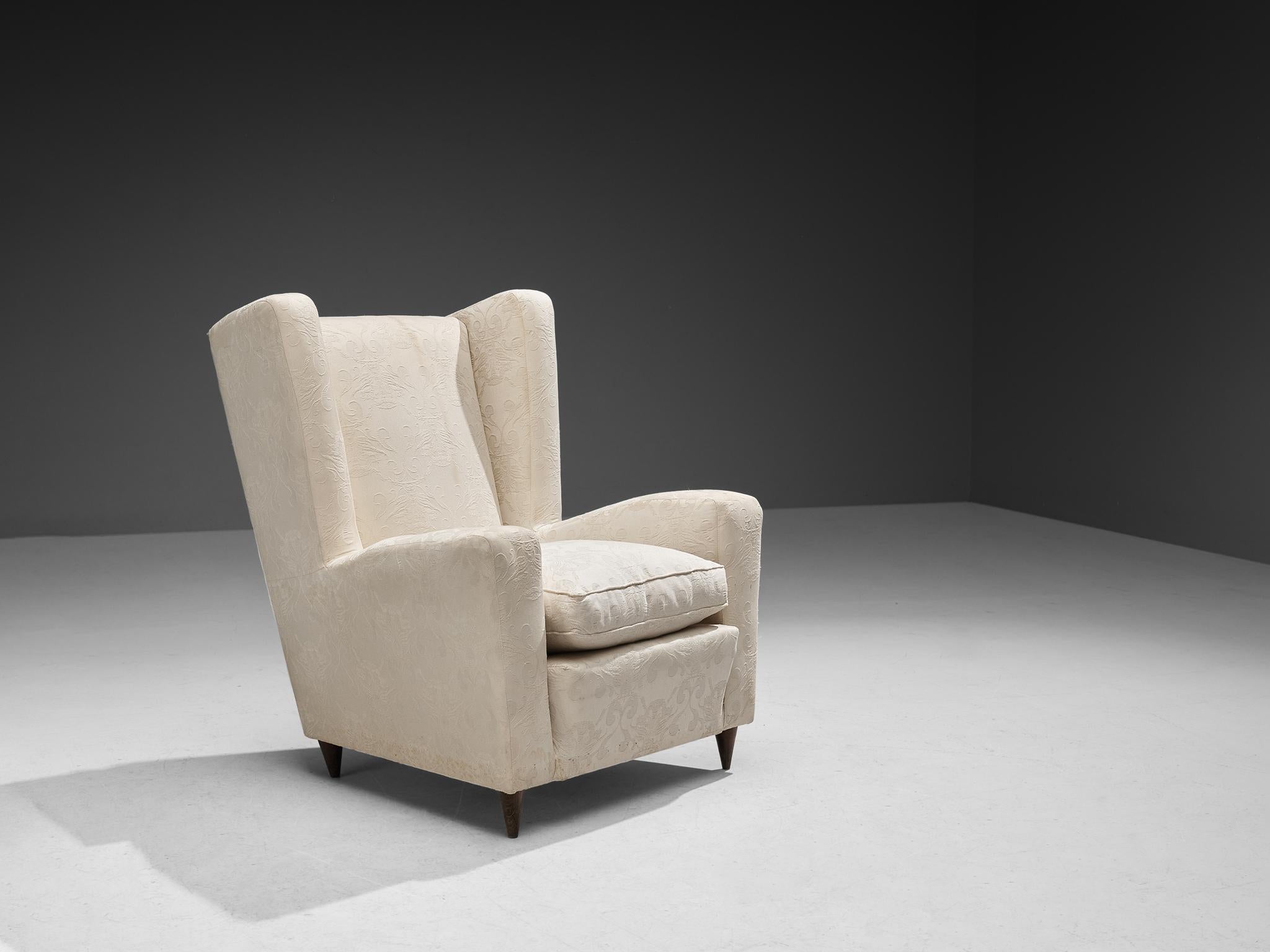 1950s Mid-Century Modern Italian Wingback Chair in Off-White Fabric & Wood For Sale 3